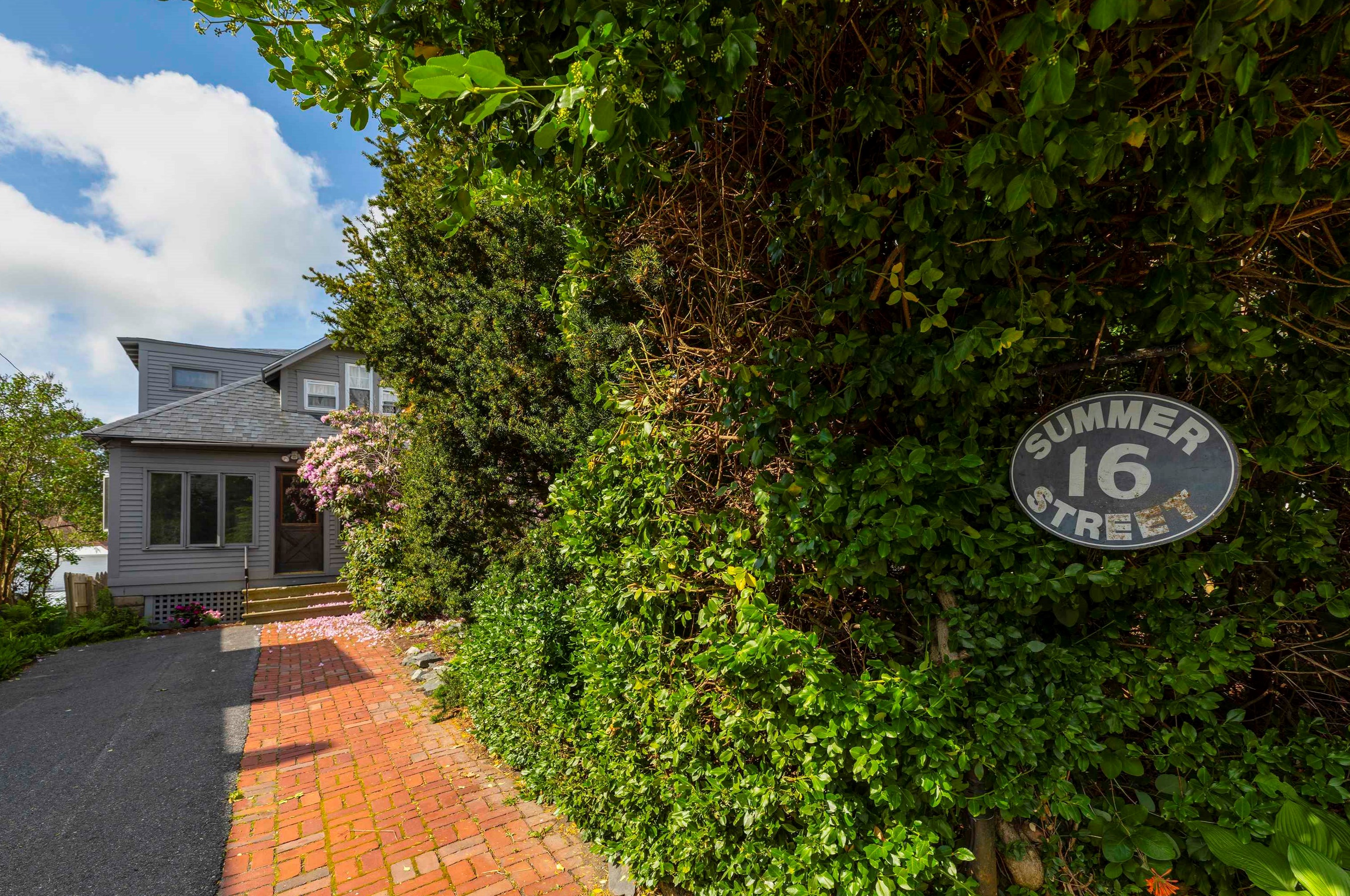 16 Summer St, Lebanon NH  03766-1055 exterior