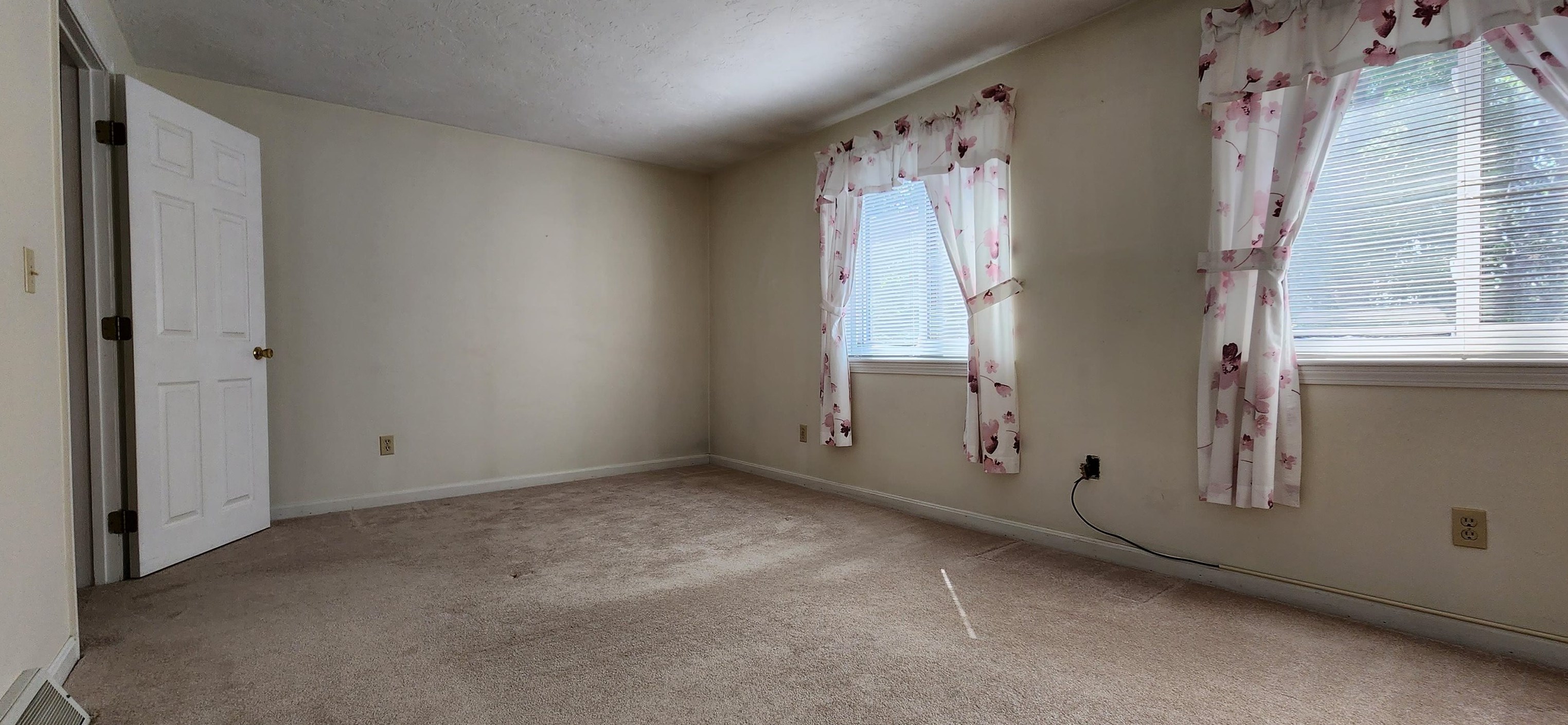 18 Joston Dr, Merrimack NH 03054-7001 exterior