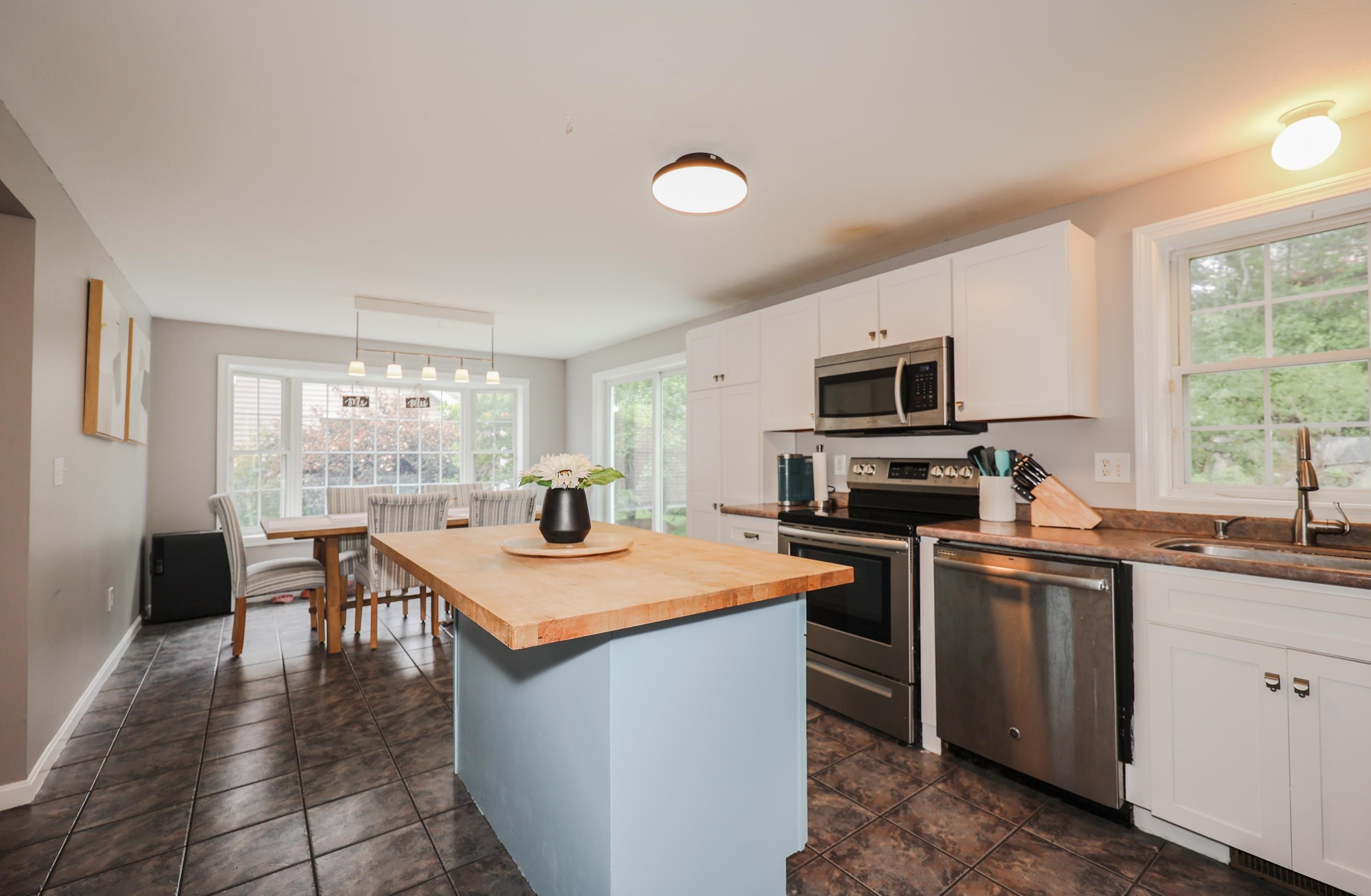 106 Whittington St, Manchester NH  03104-6487 exterior