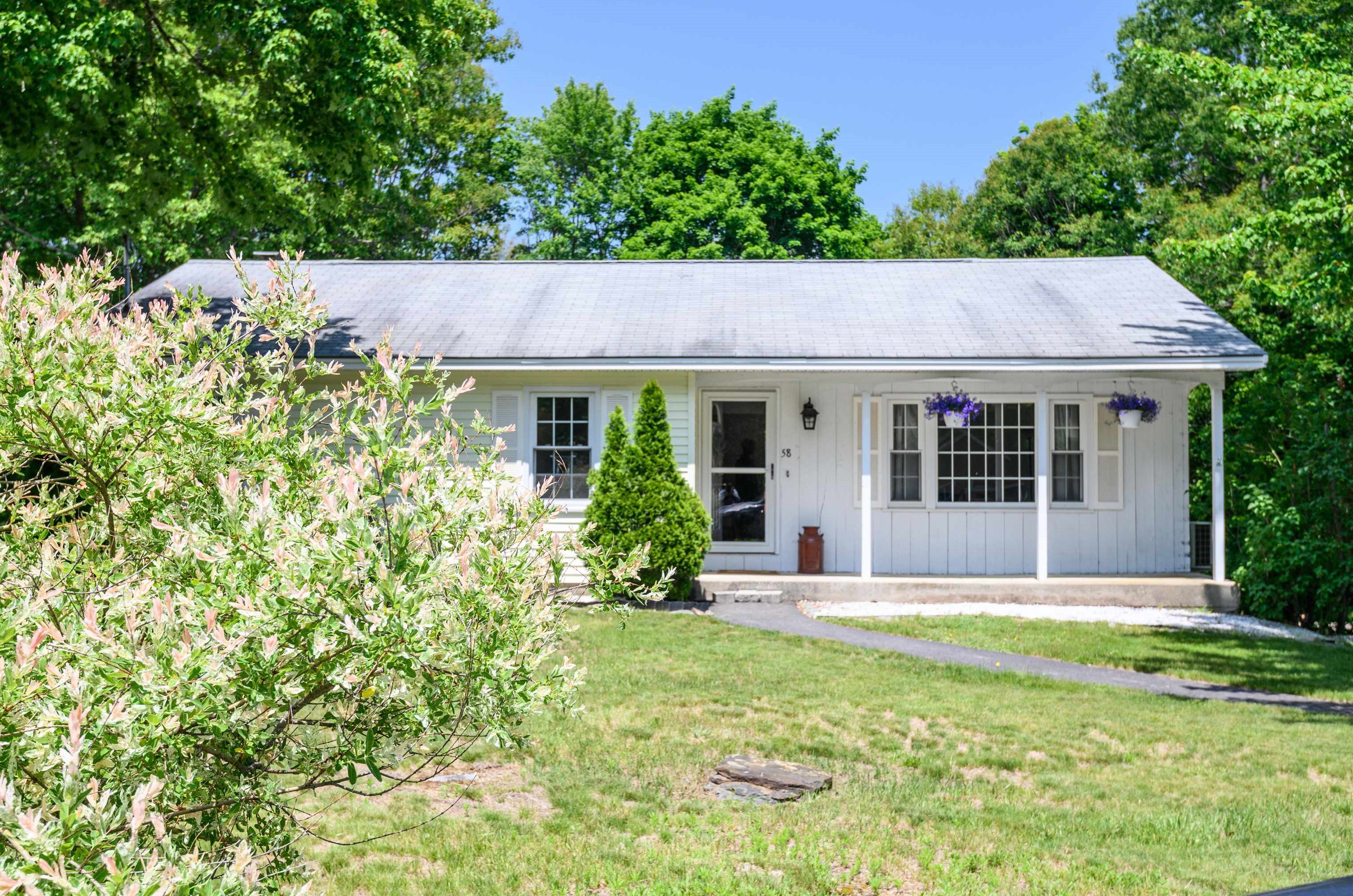 58 Autumn St, Rochester NH  03868-8500 exterior