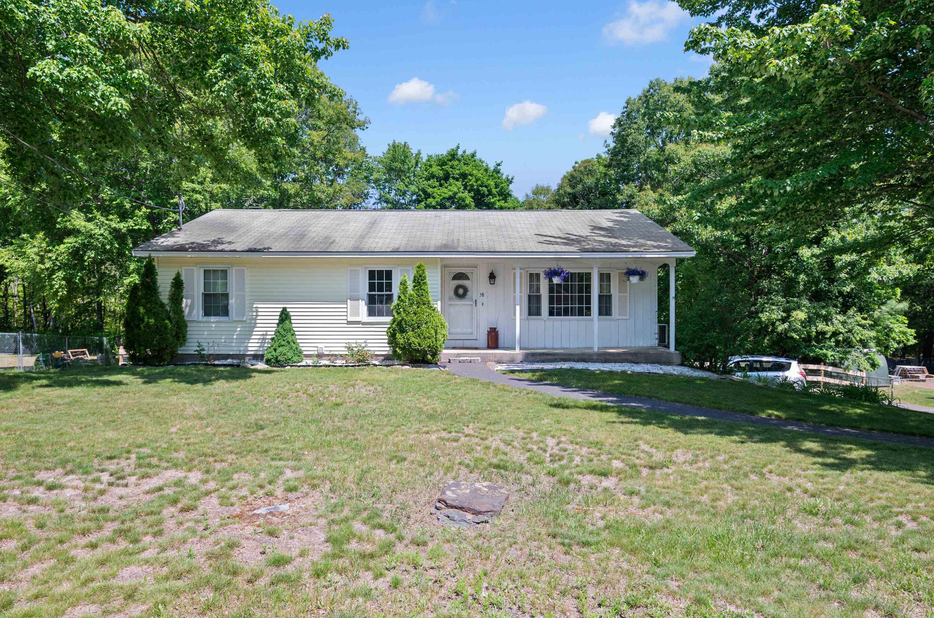 58 Autumn St, Rochester NH  03868-8500 exterior