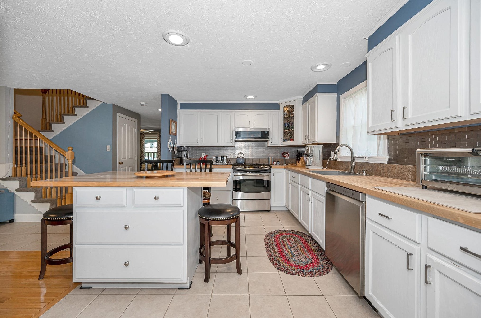 52 Pasture Dr, Manchester NH 03102-4958 exterior