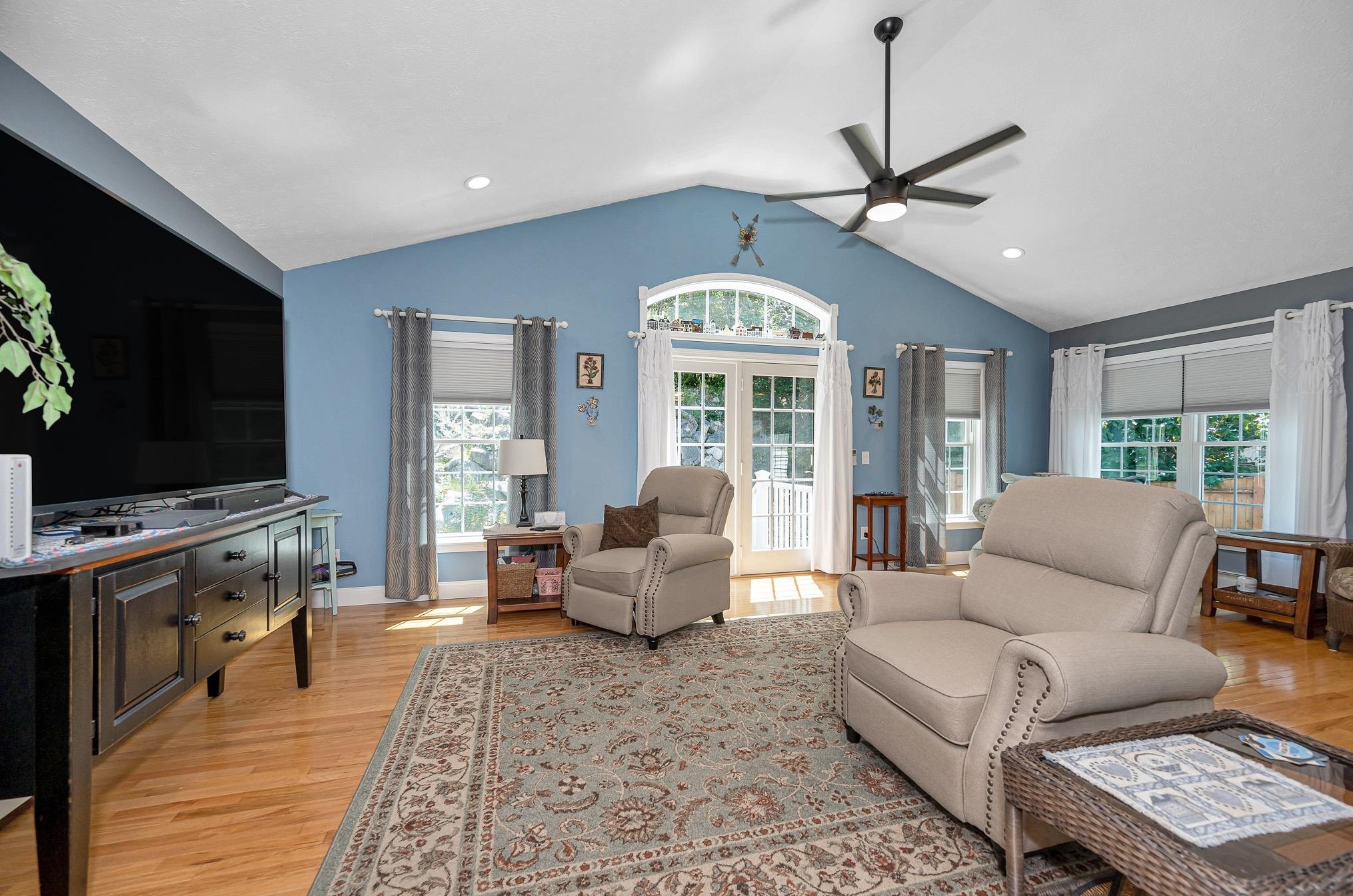 52 Pasture Dr, Manchester NH 03102-4958 exterior