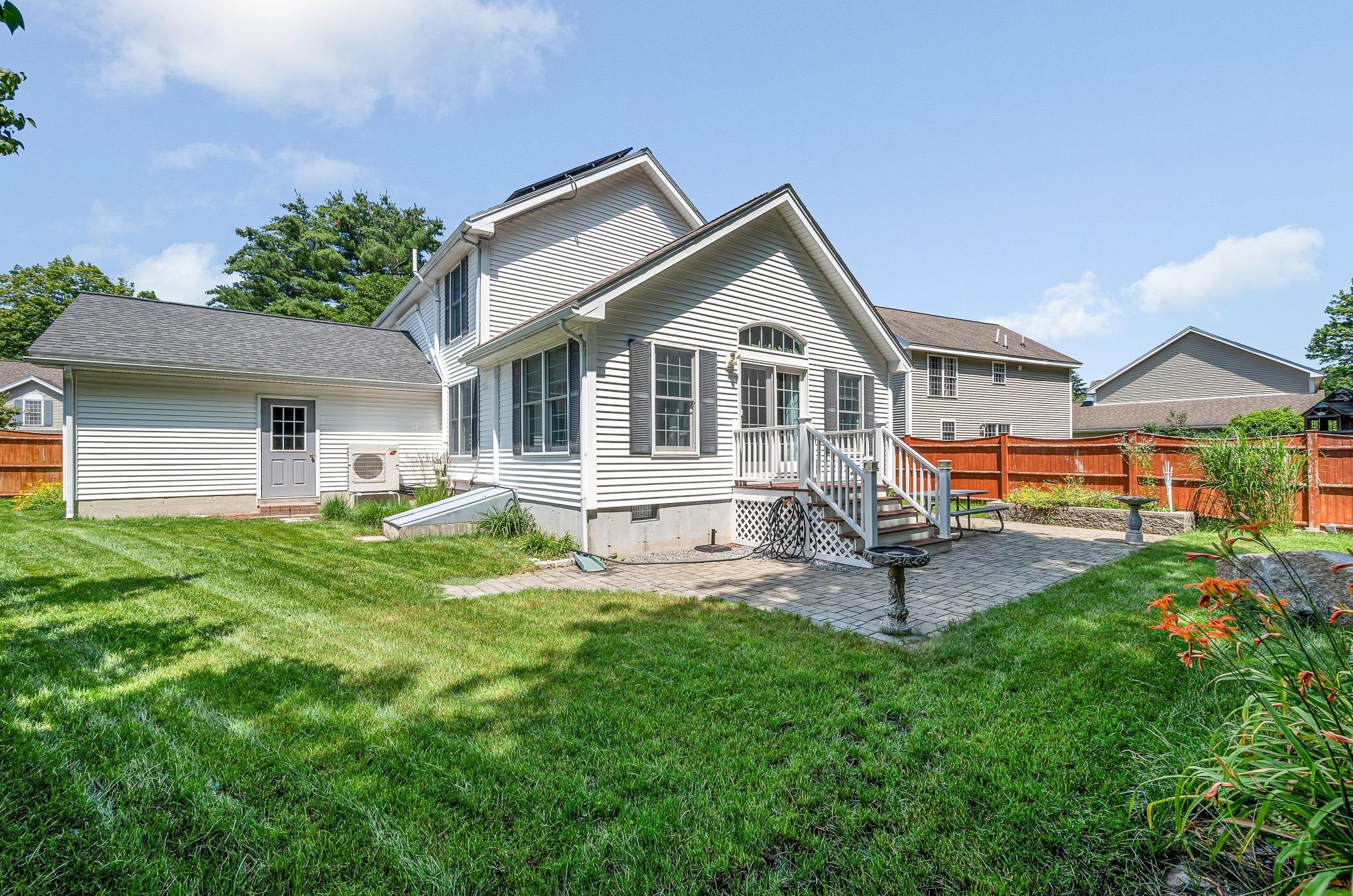 52 Pasture Dr, Manchester NH 03102-4958 exterior