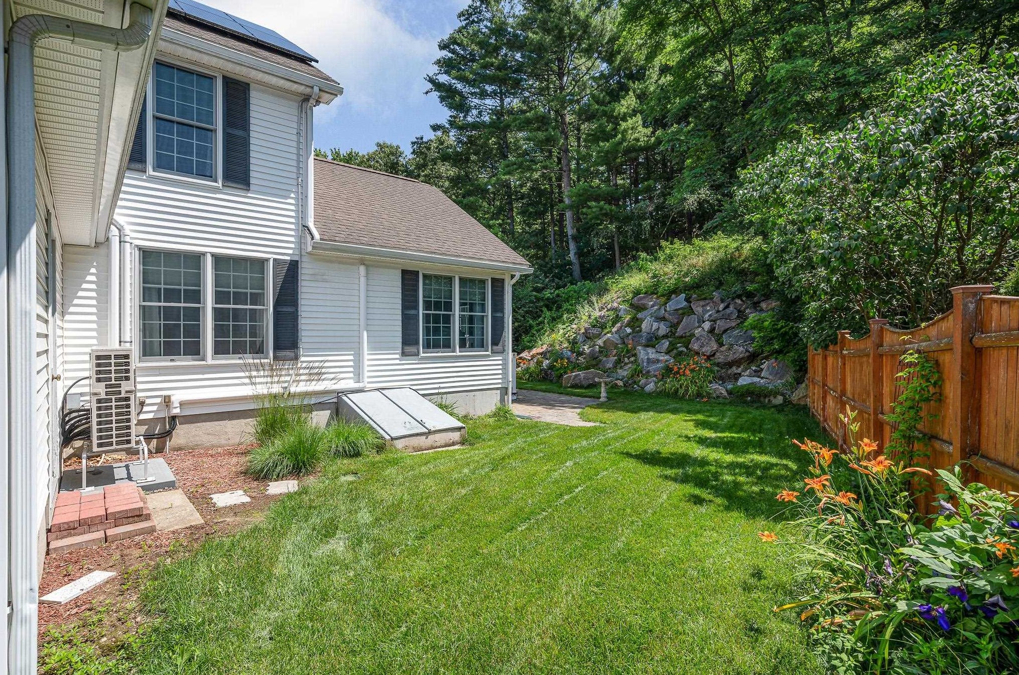 52 Pasture Dr, Manchester NH 03102-4958 exterior