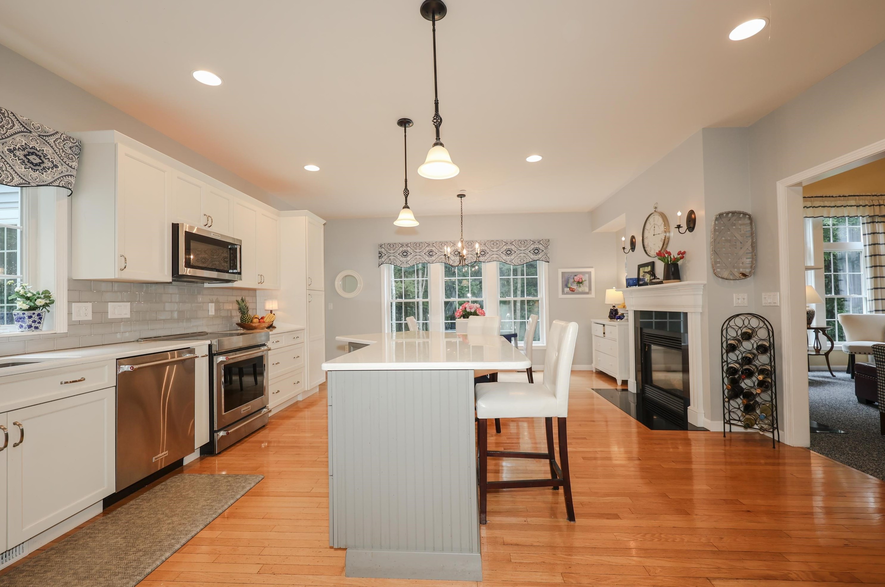 27 Farrwood Dr, Manchester NH 03106-2162 exterior