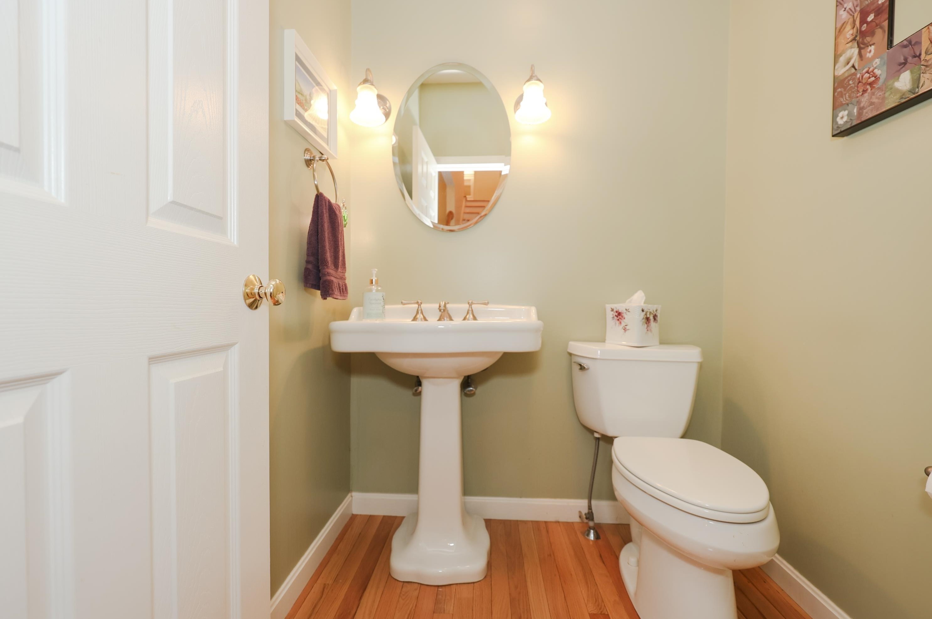 27 Farrwood Dr, Manchester NH 03106-2162 exterior