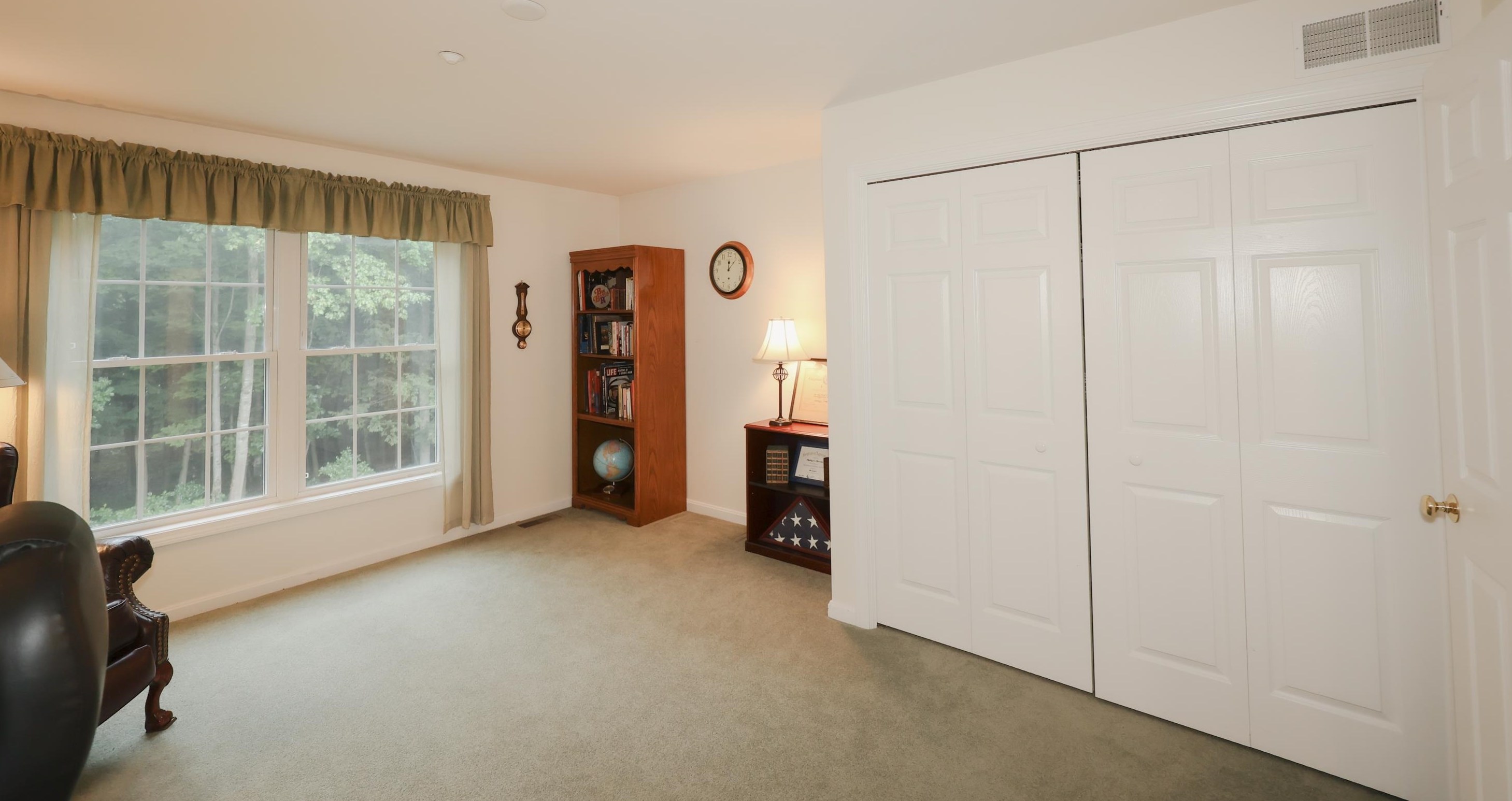 27 Farrwood Dr, Manchester NH 03106-2162 exterior