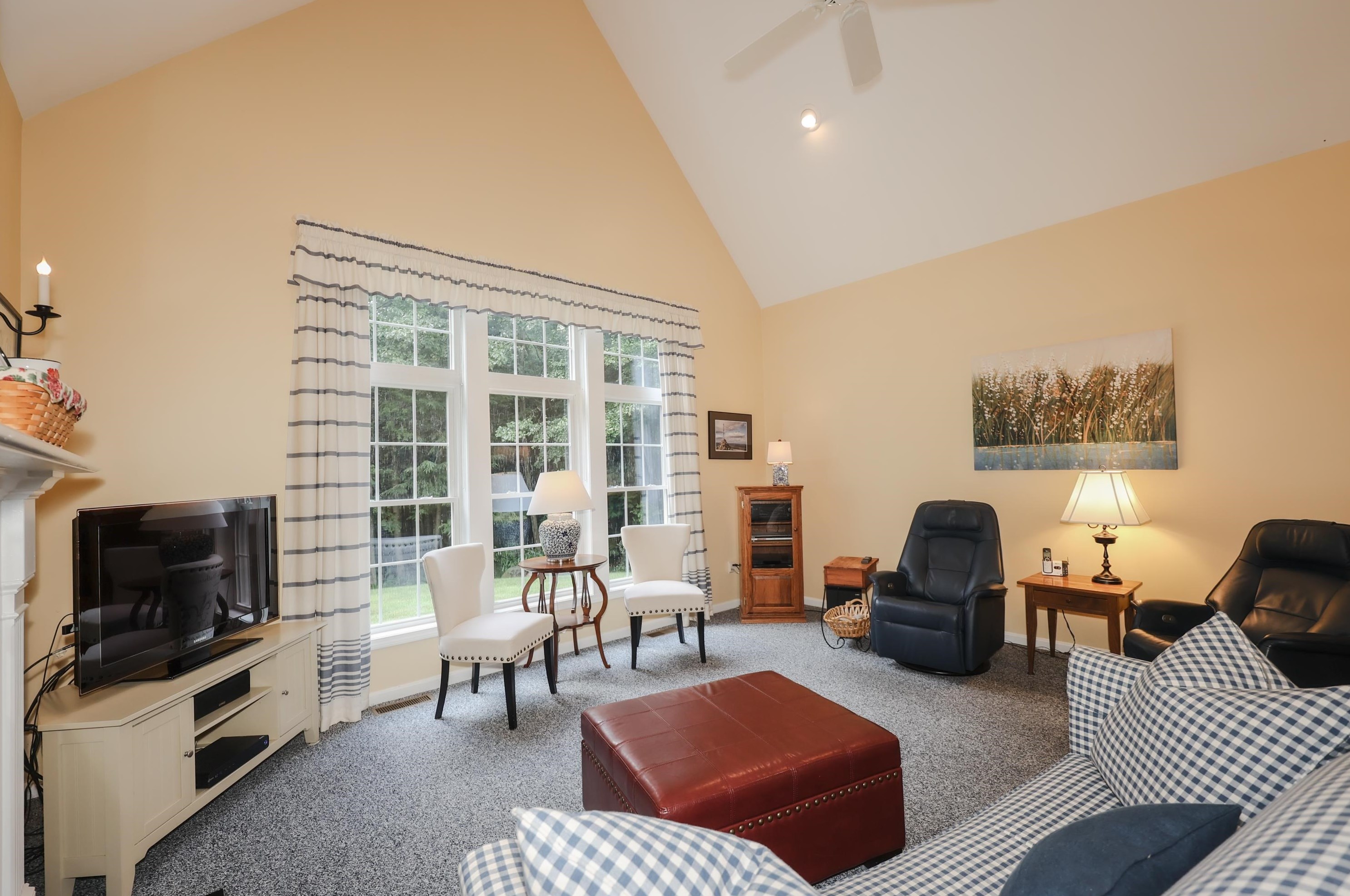 27 Farrwood Dr, Manchester NH 03106-2162 exterior