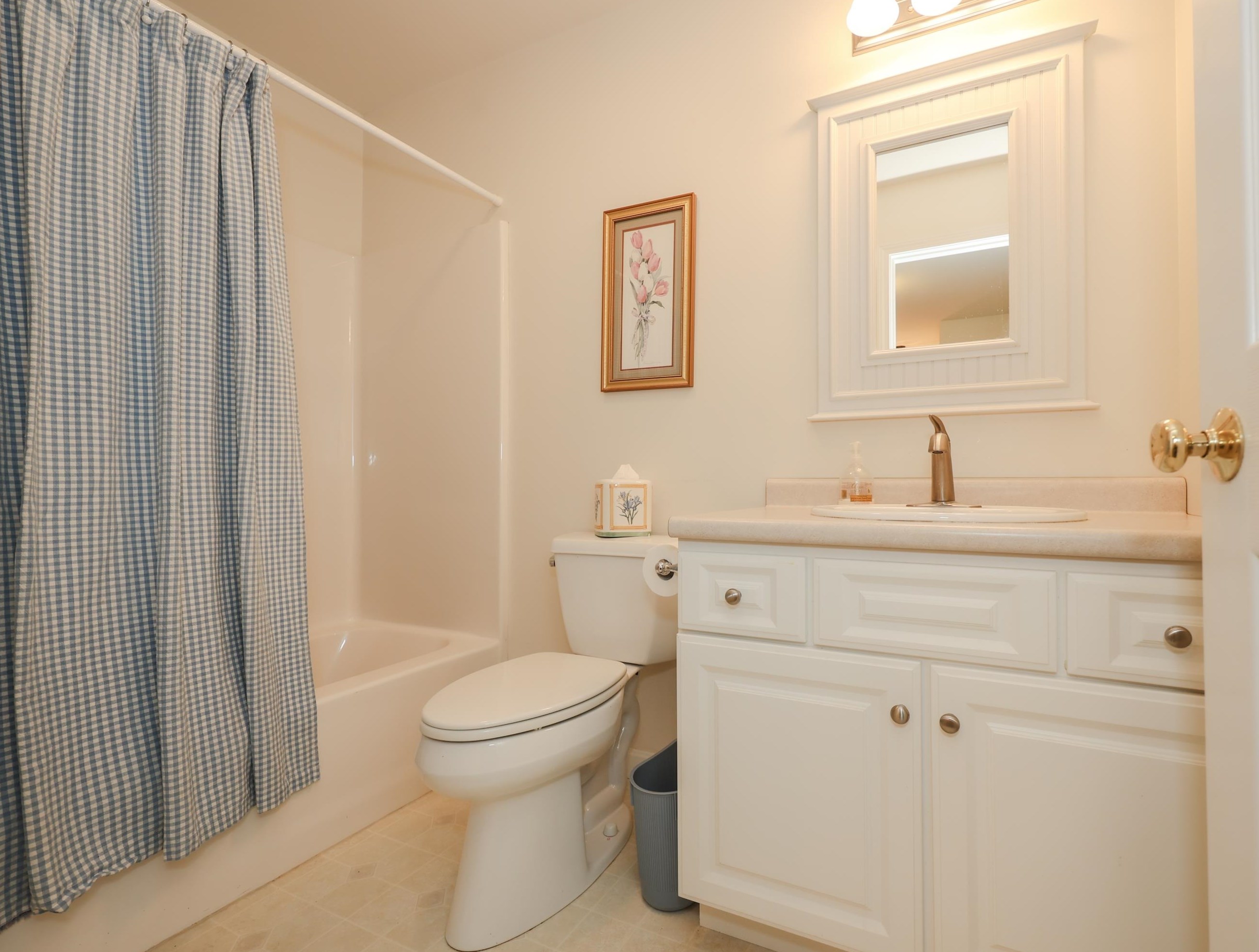 27 Farrwood Dr, Manchester NH 03106-2162 exterior