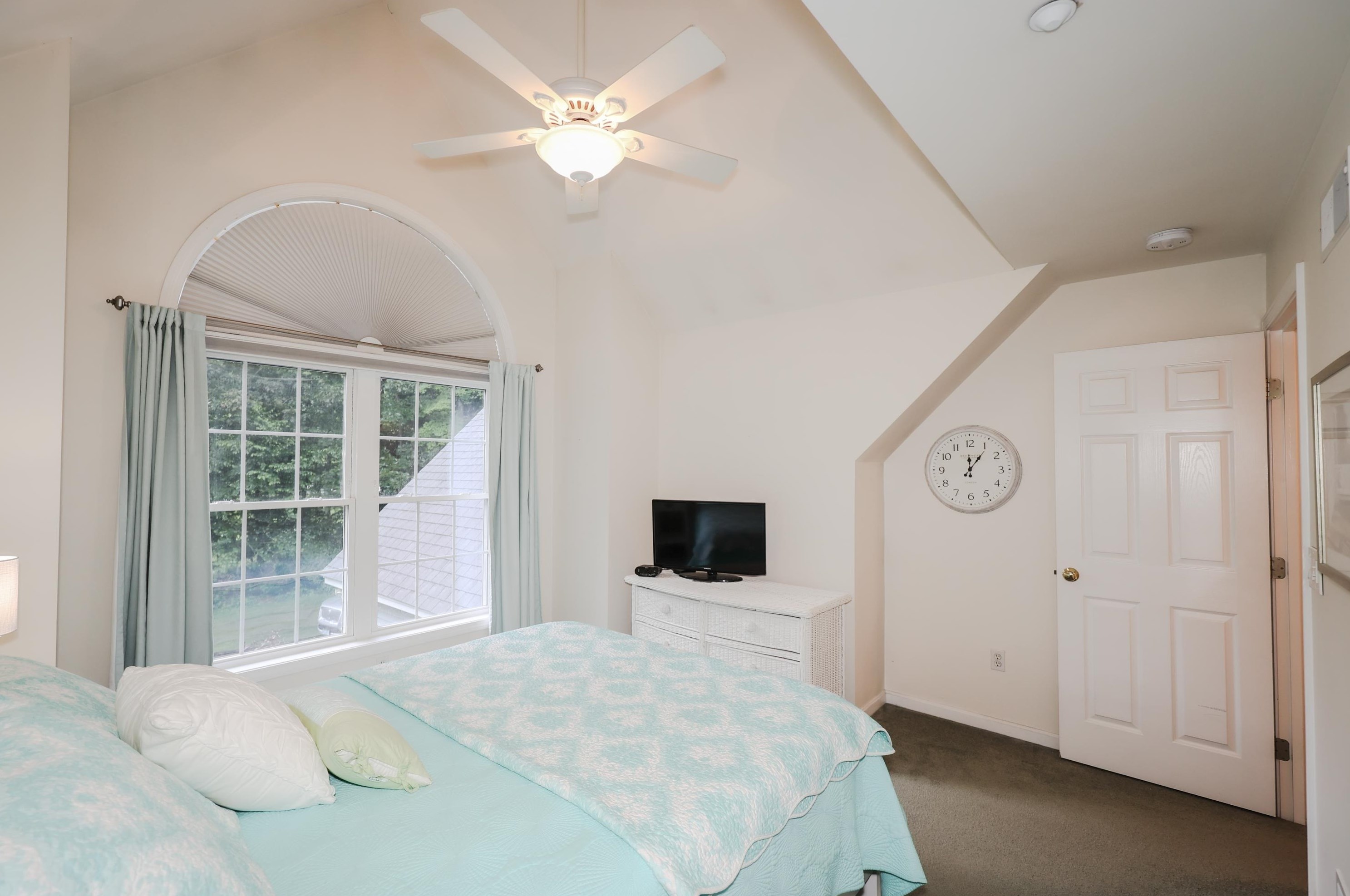 27 Farrwood Dr, Manchester NH 03106-2162 exterior