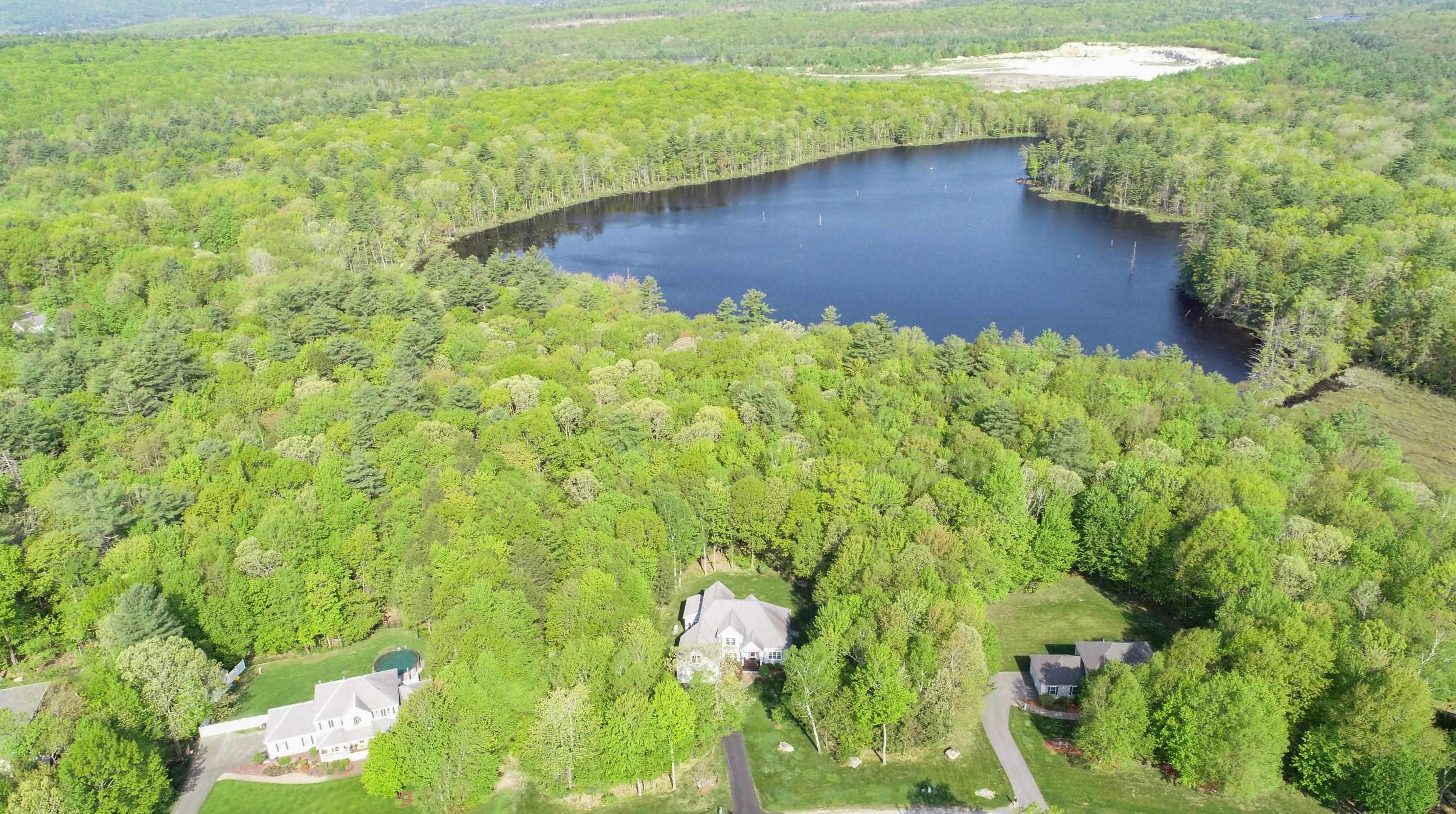 27 Farrwood Dr, Manchester NH 03106-2162 exterior