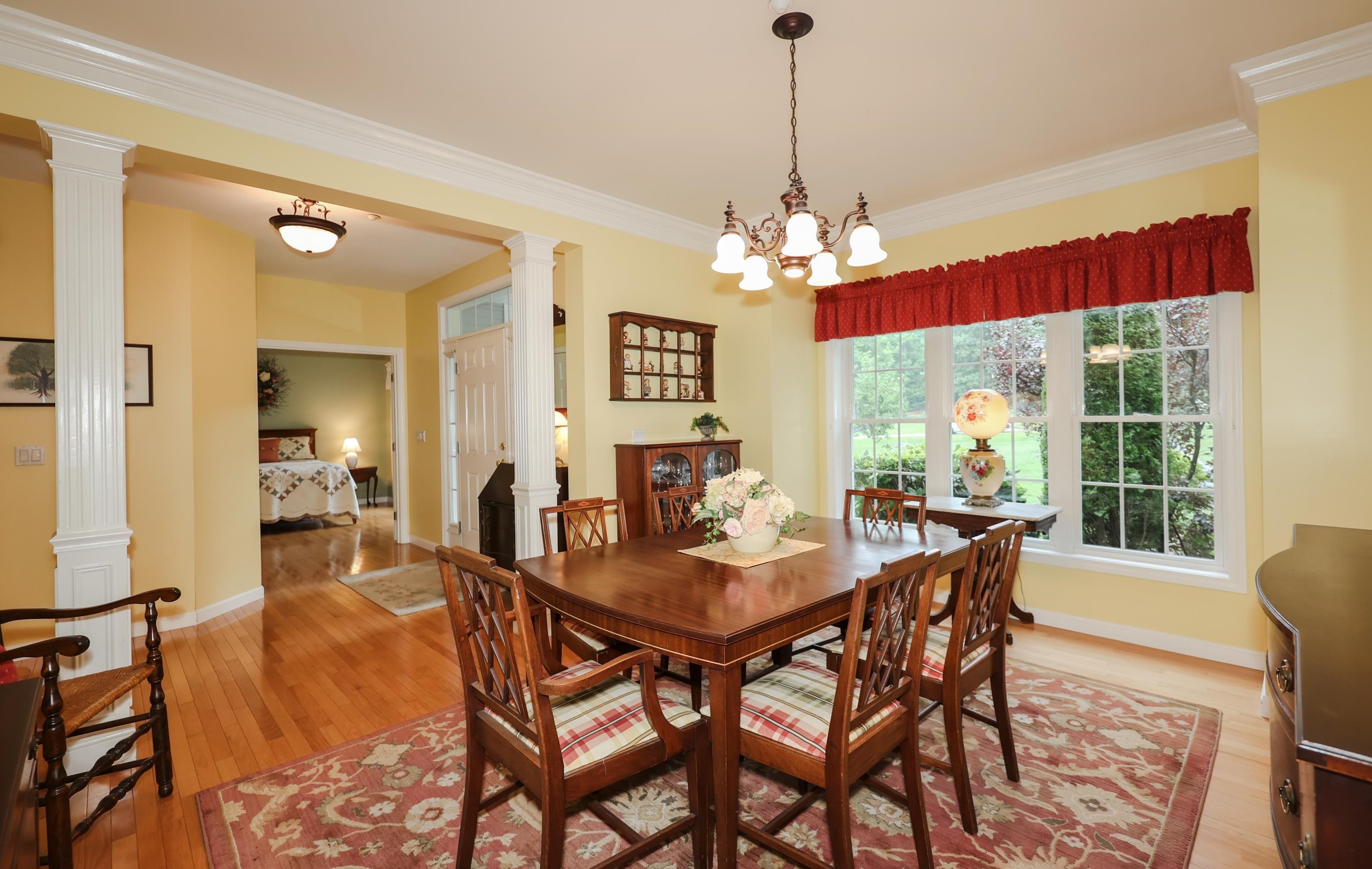 27 Farrwood Dr, Manchester NH 03106-2162 exterior