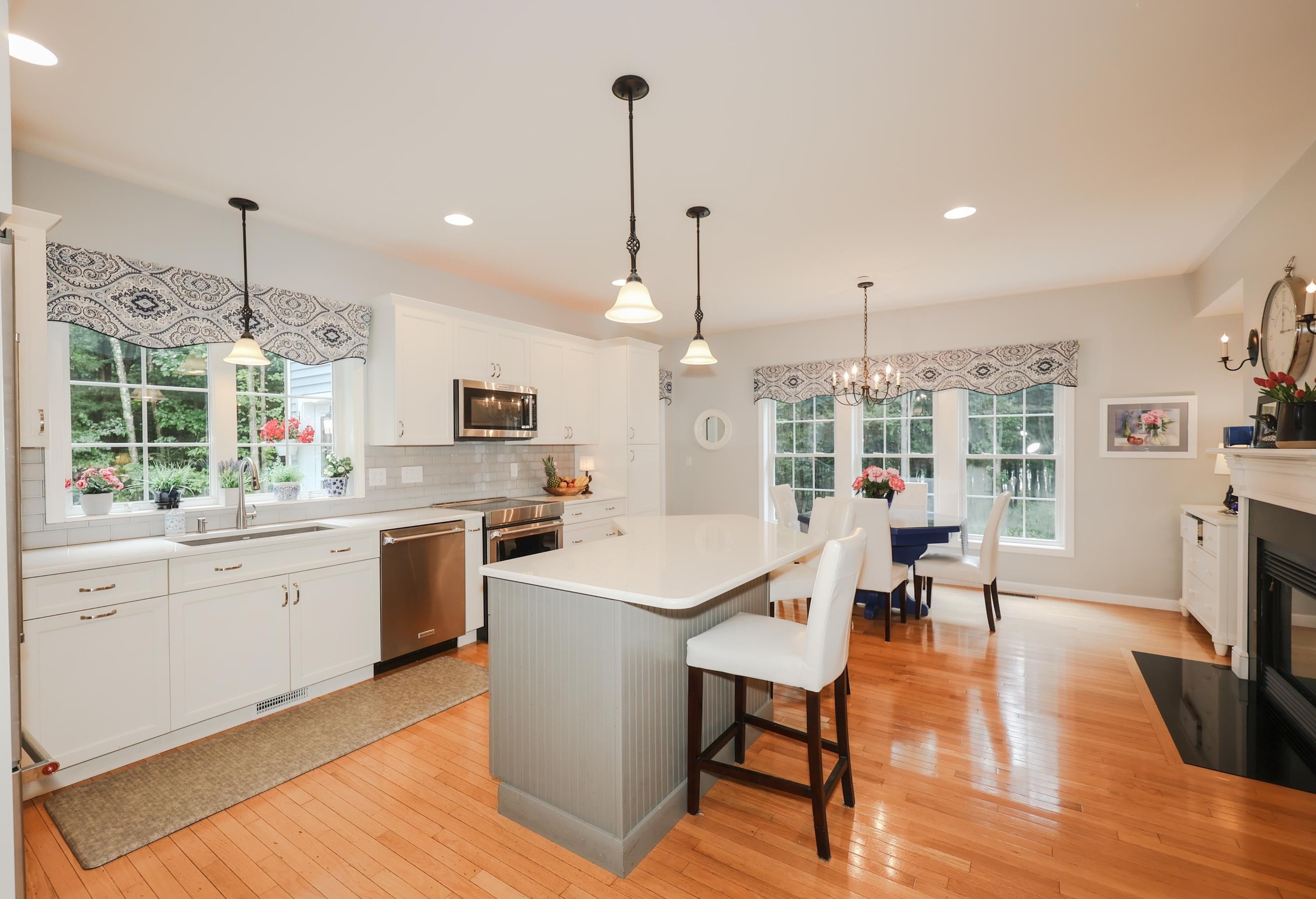 27 Farrwood Dr, Manchester NH 03106-2162 exterior