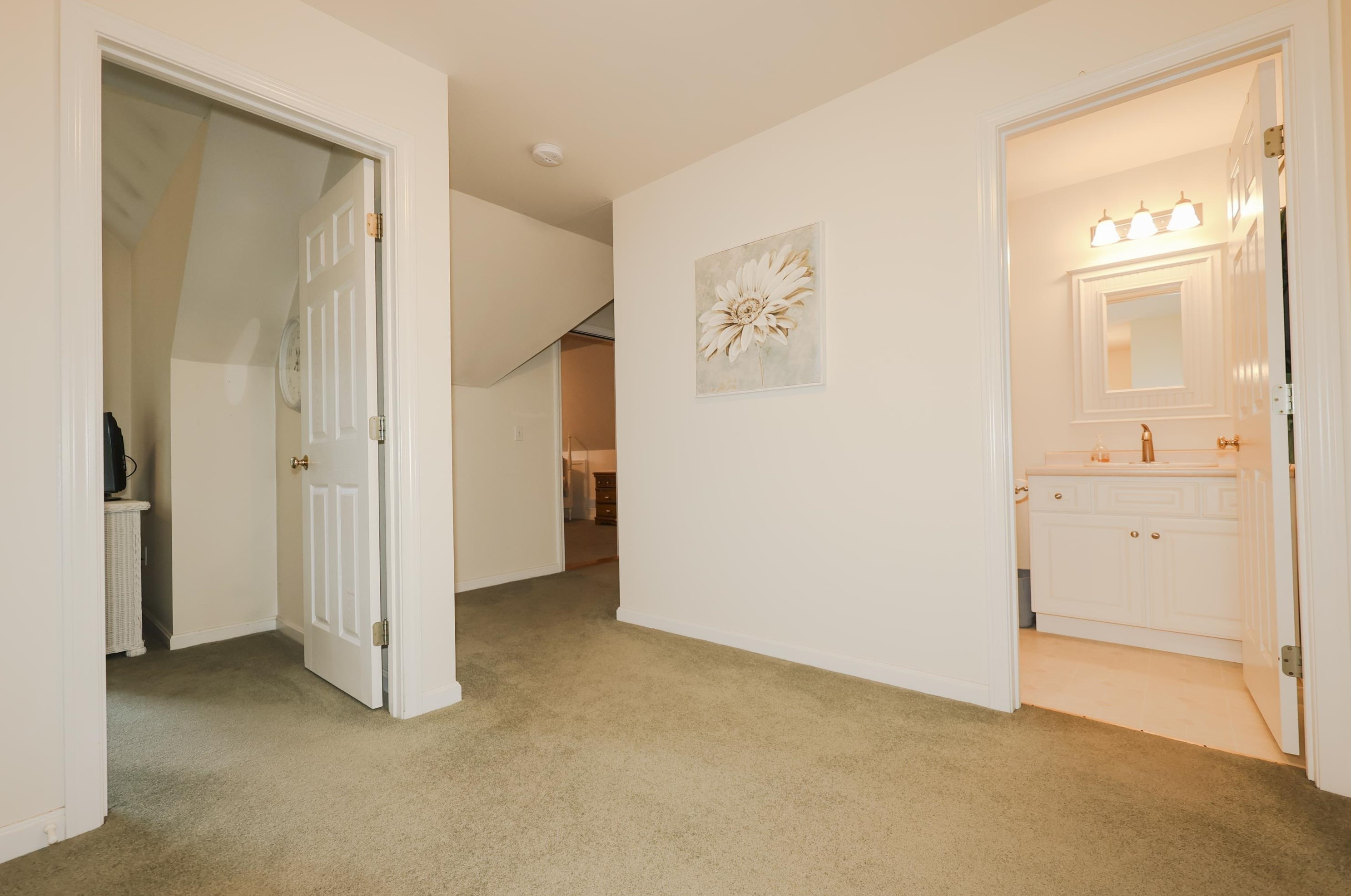 27 Farrwood Dr, Manchester NH 03106-2162 exterior