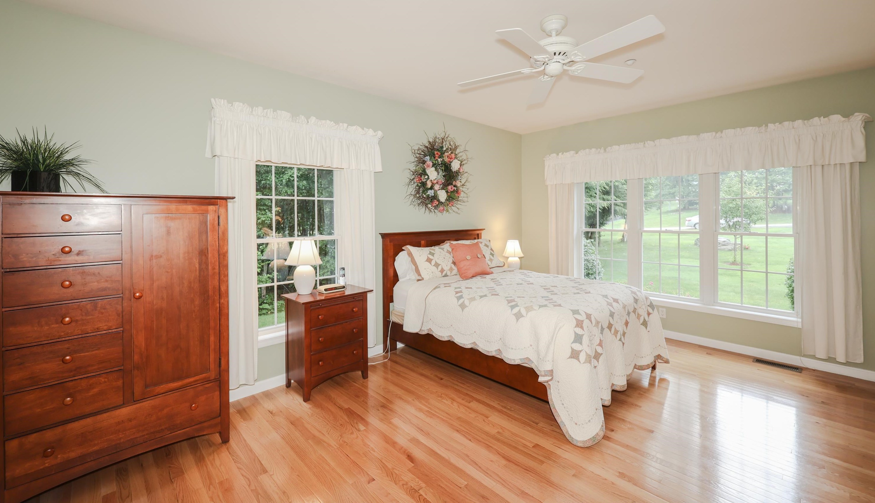 27 Farrwood Dr, Manchester NH 03106-2162 exterior