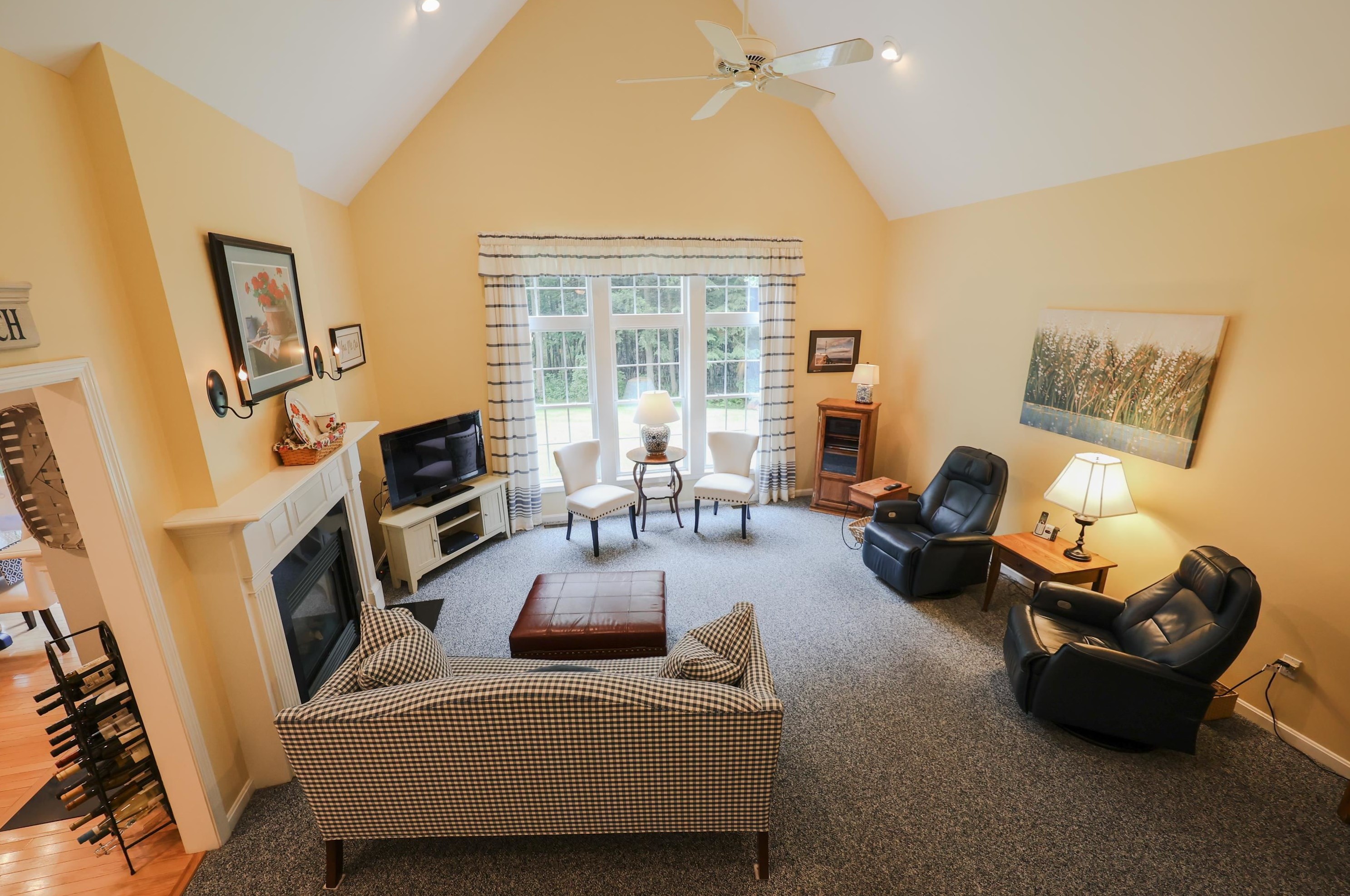 27 Farrwood Dr, Manchester NH 03106-2162 exterior