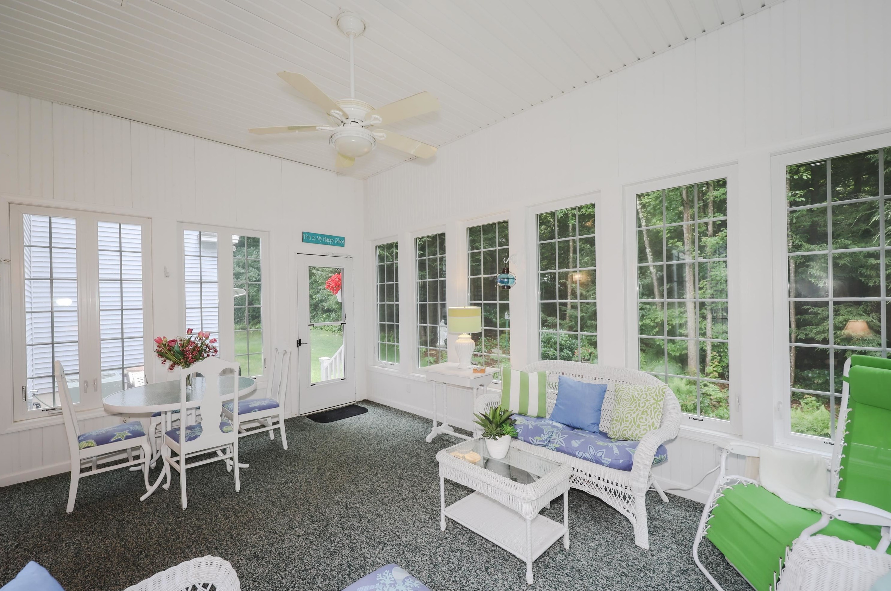 27 Farrwood Dr, Manchester NH 03106-2162 exterior