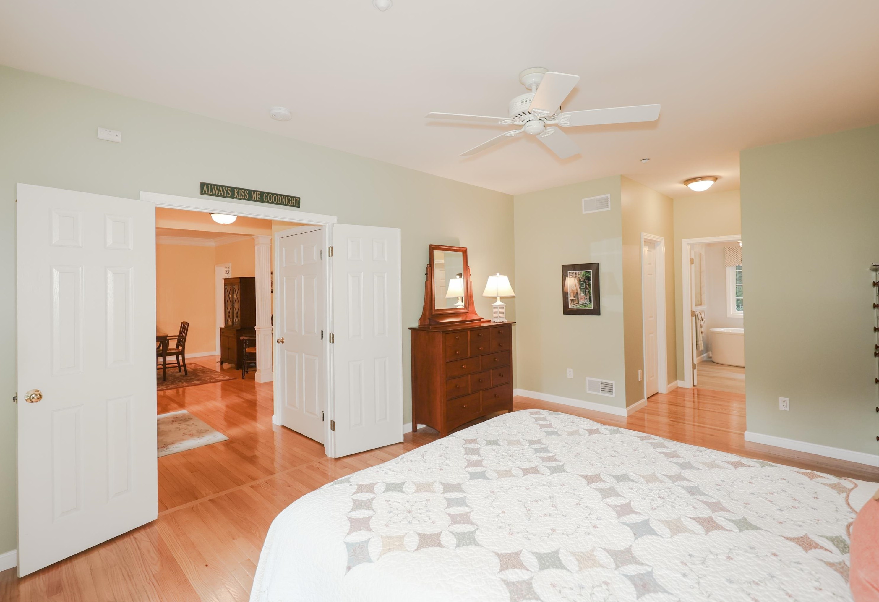 27 Farrwood Dr, Manchester NH 03106-2162 exterior