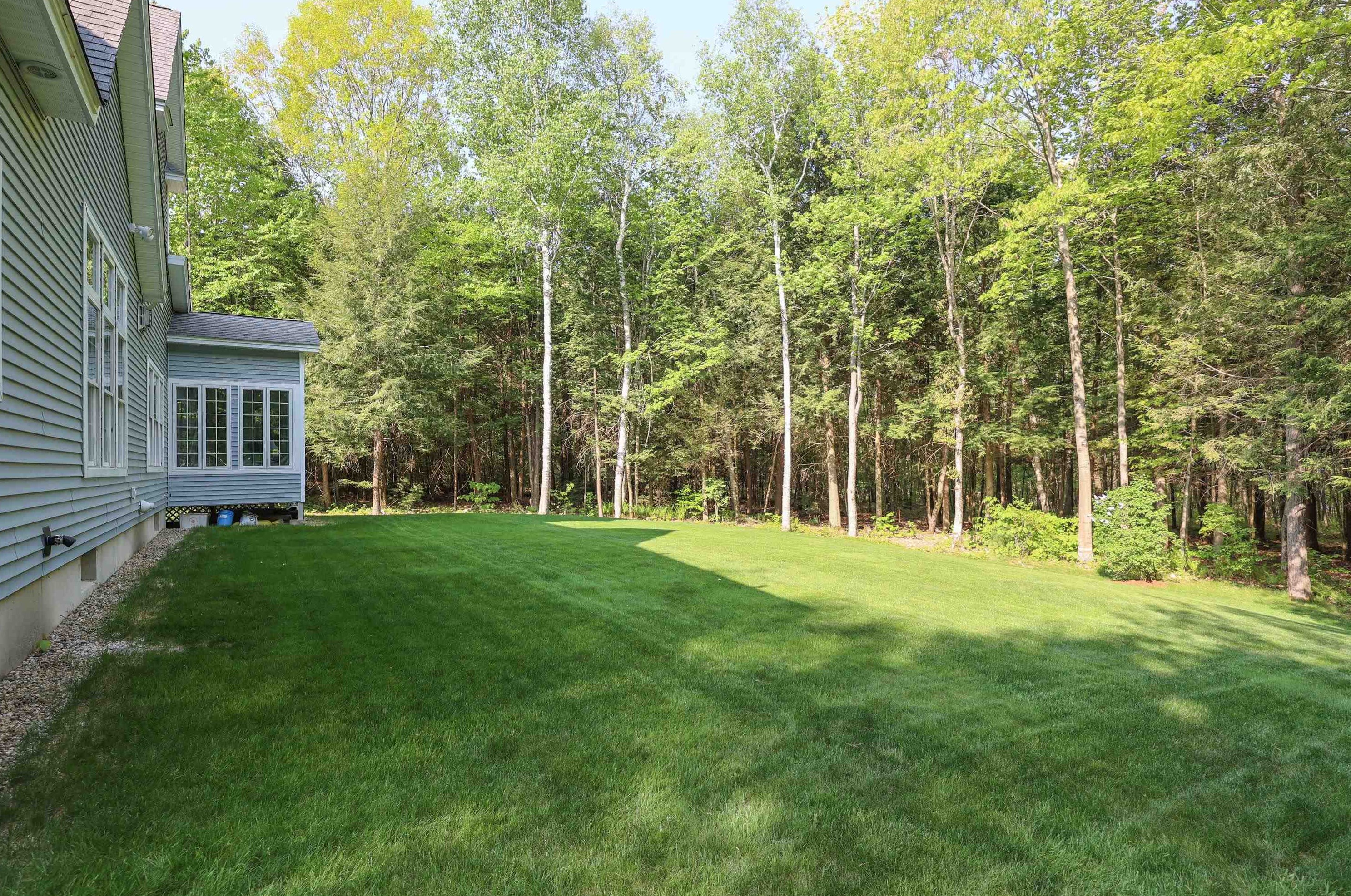 27 Farrwood Dr, Manchester NH 03106-2162 exterior