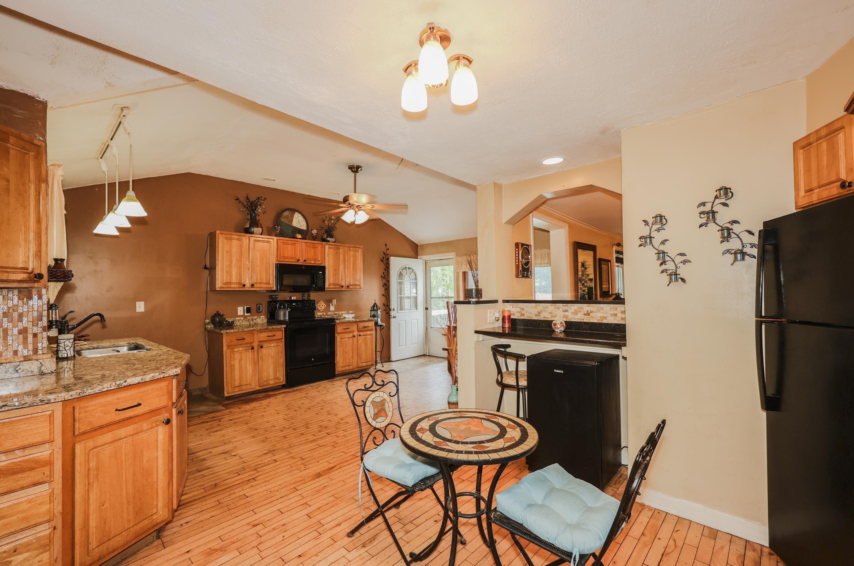 76 Kenberma St, Manchester NH 03103-6014 exterior