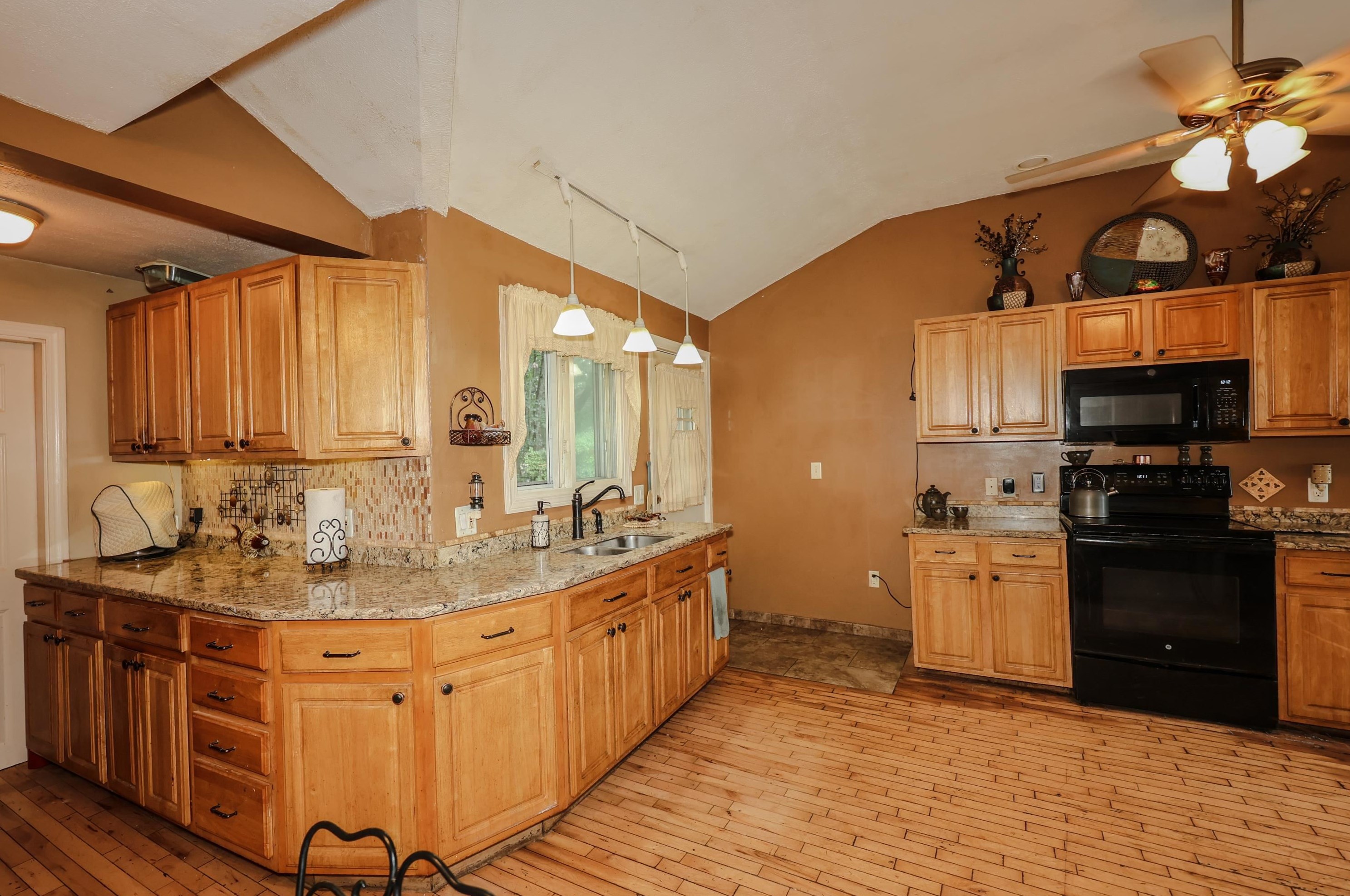 76 Kenberma St, Manchester NH 03103-6014 exterior