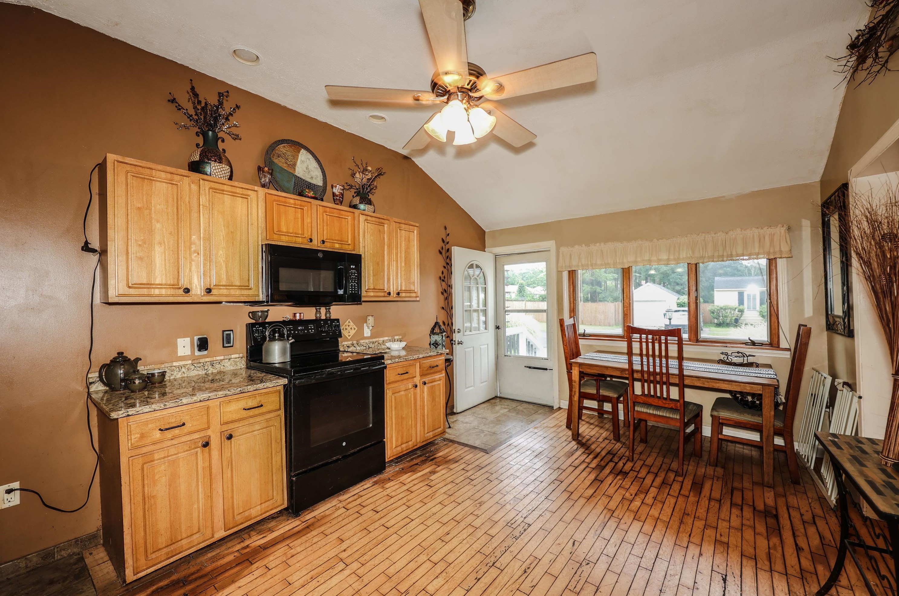 76 Kenberma St, Manchester NH 03103-6014 exterior