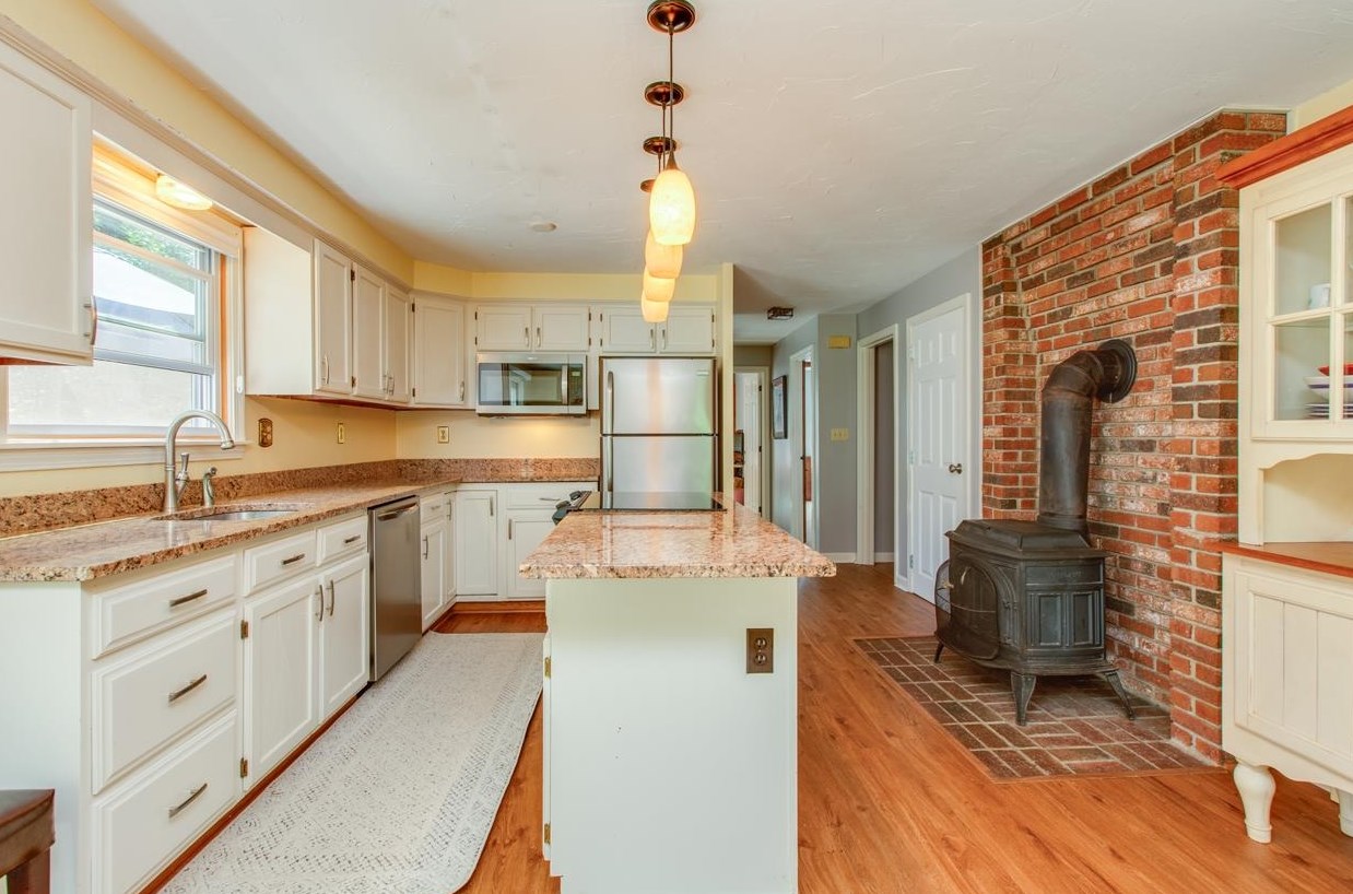 9 Jefferson Dr, Merrimack NH 03054-2416 exterior