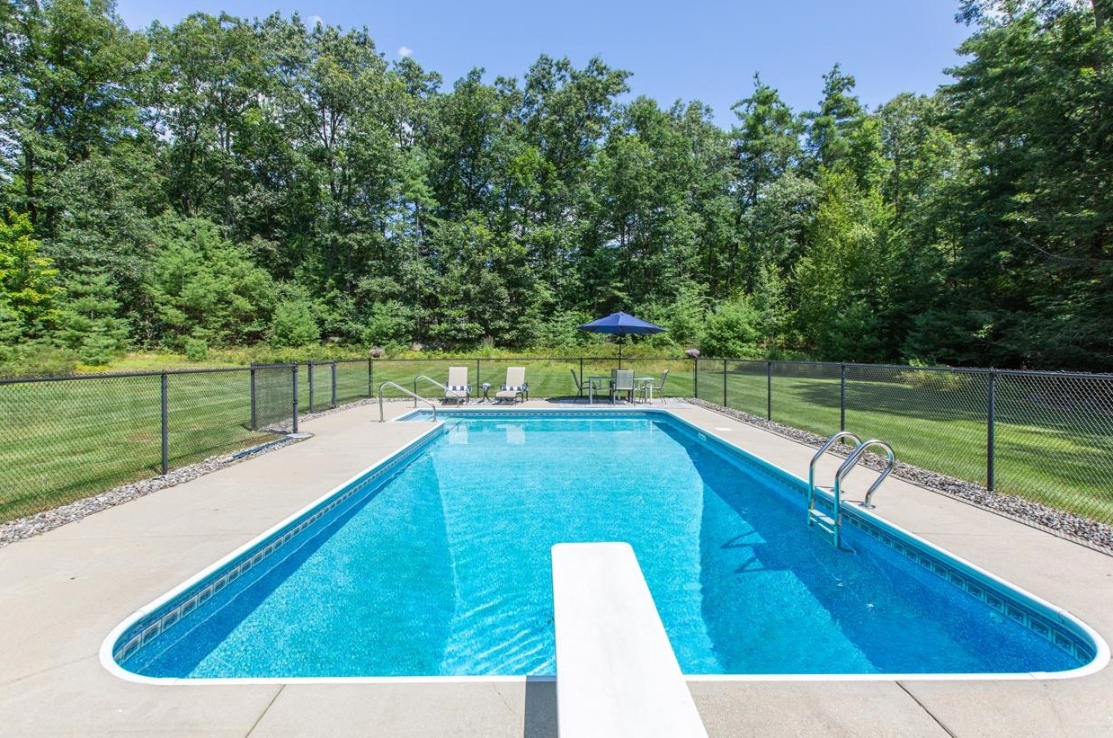 9 Jefferson Dr, Merrimack NH 03054-2416 exterior