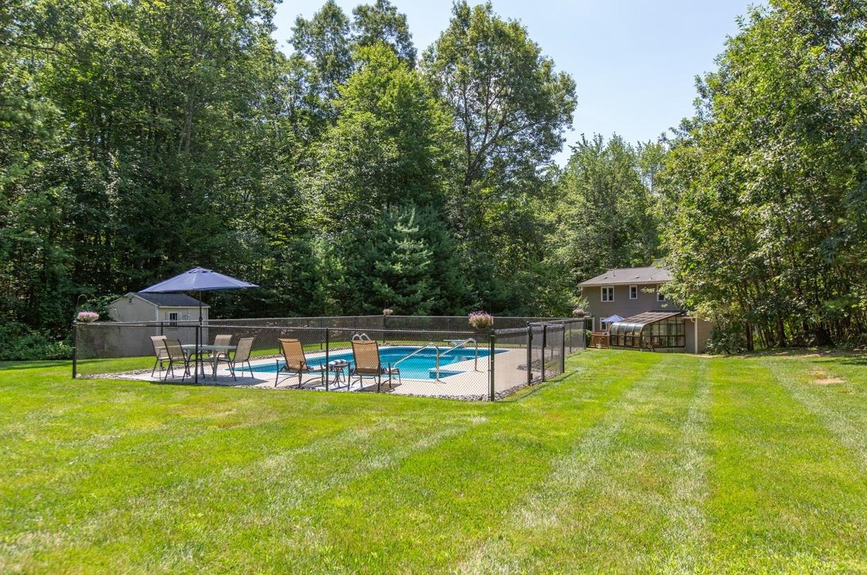 9 Jefferson Dr, Merrimack NH 03054-2416 exterior