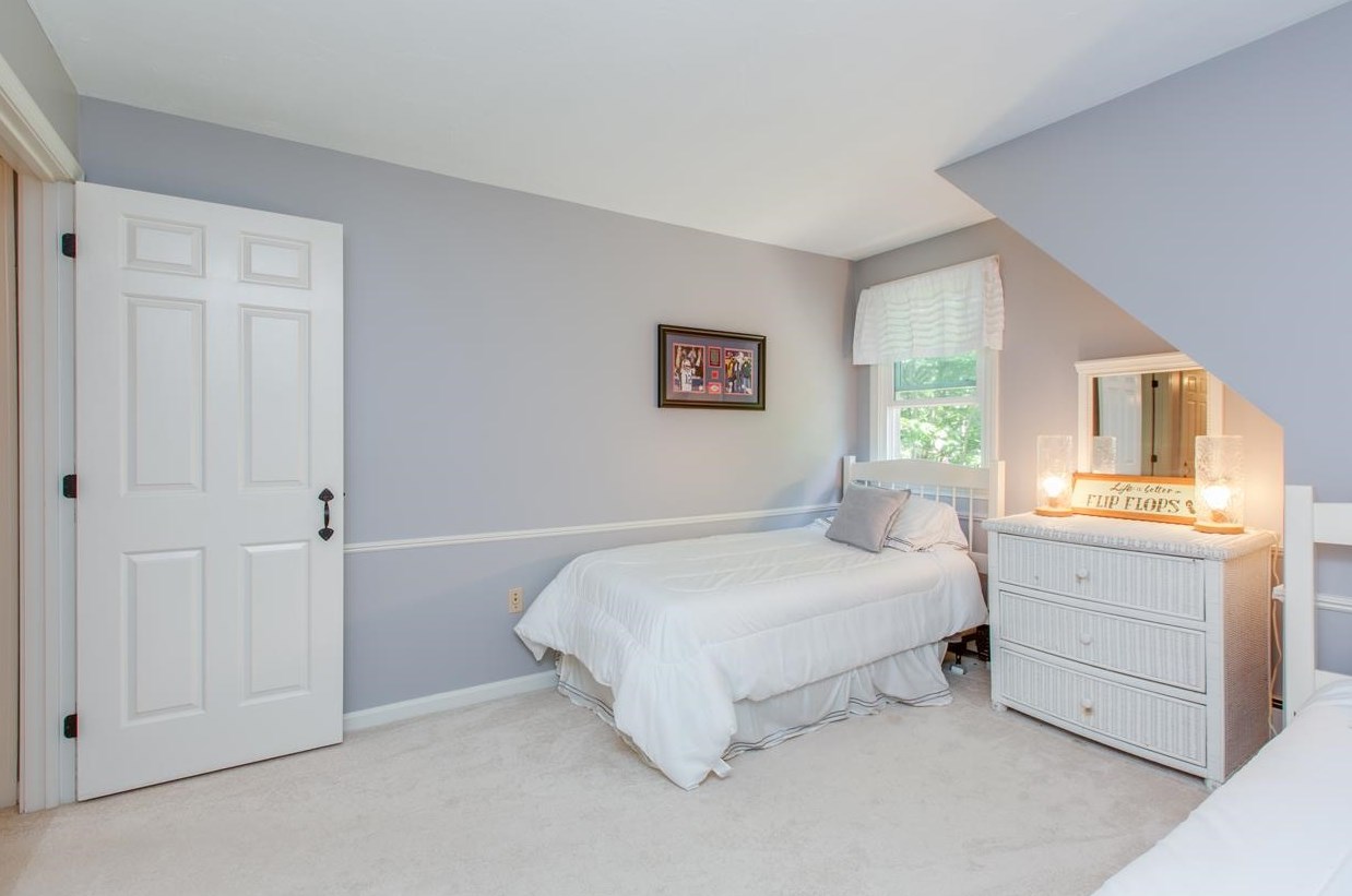 9 Jefferson Dr, Merrimack NH 03054-2416 exterior