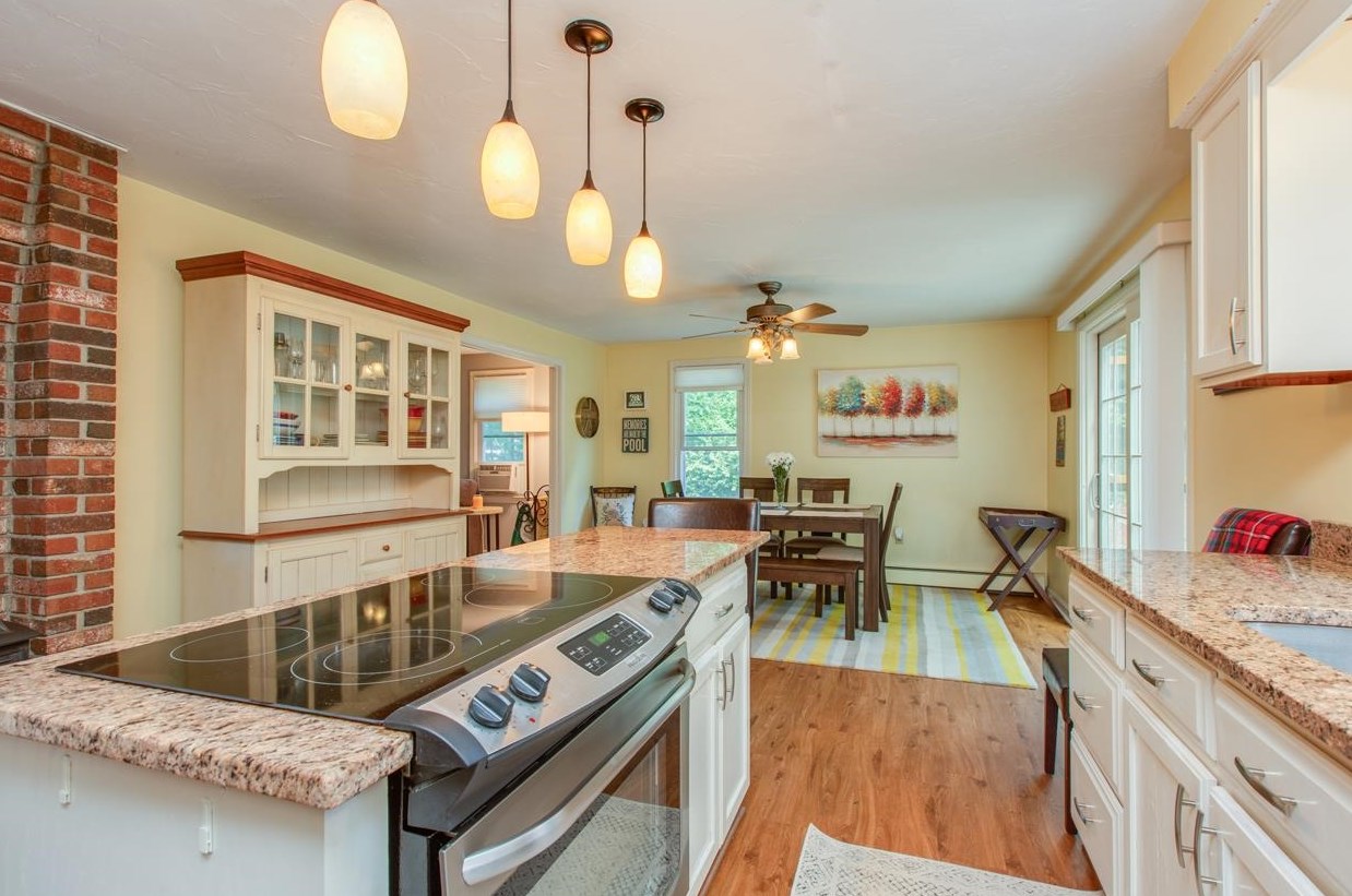 9 Jefferson Dr, Merrimack NH 03054-2416 exterior