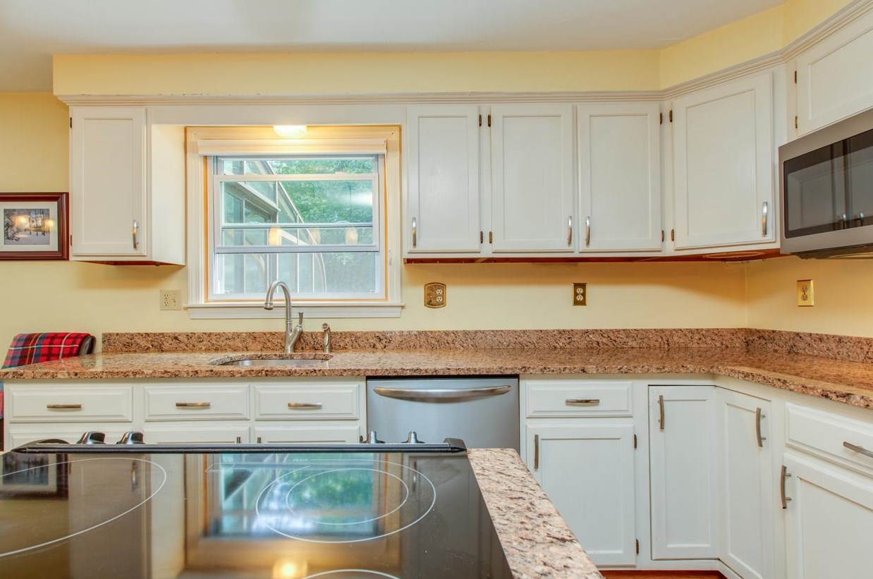 9 Jefferson Dr, Merrimack NH 03054-2416 exterior