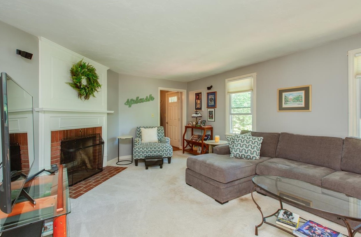 9 Jefferson Dr, Merrimack NH 03054-2416 exterior