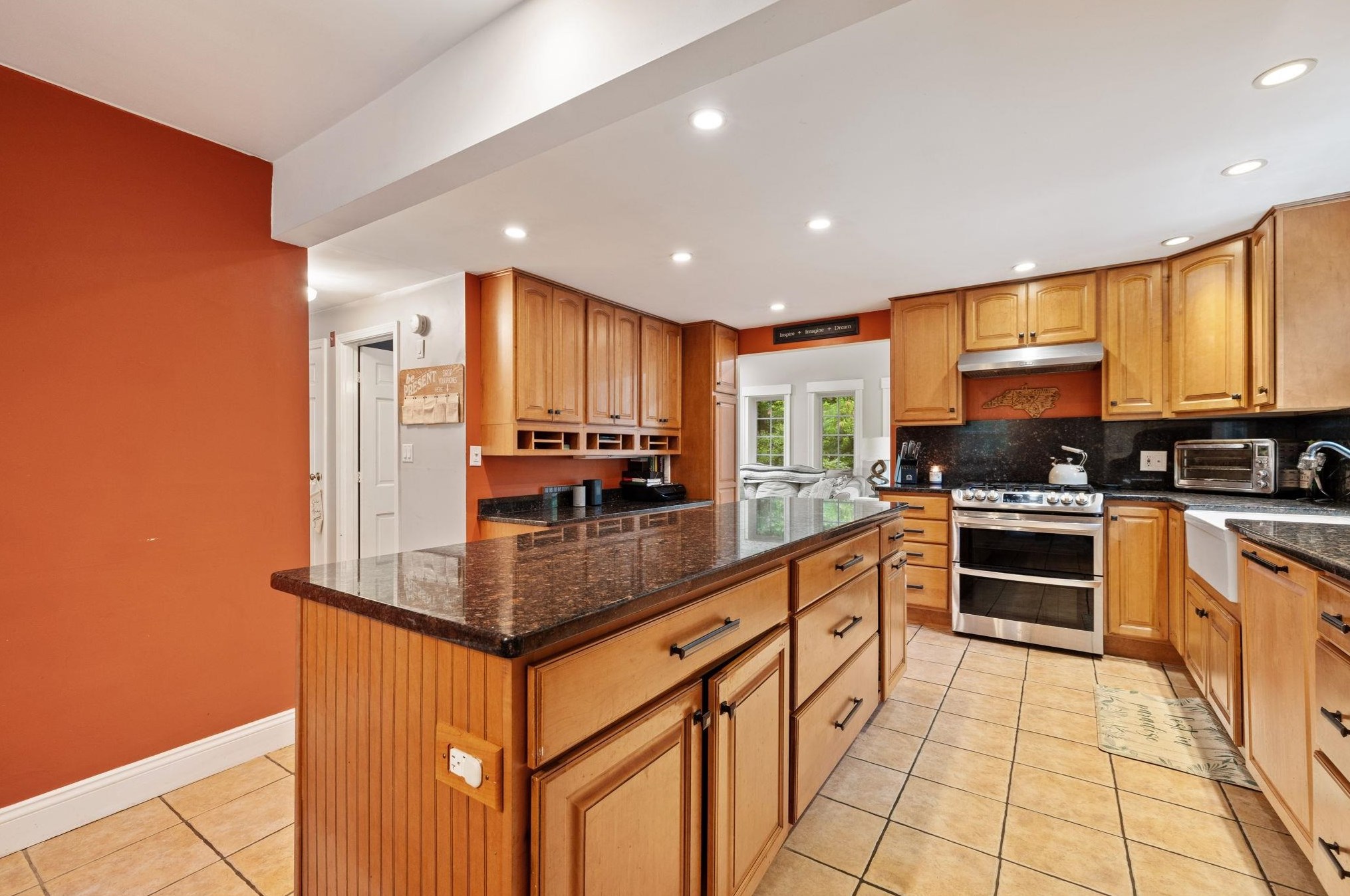 17 Green Meadow Ln, Manchester NH  03110-5546 exterior