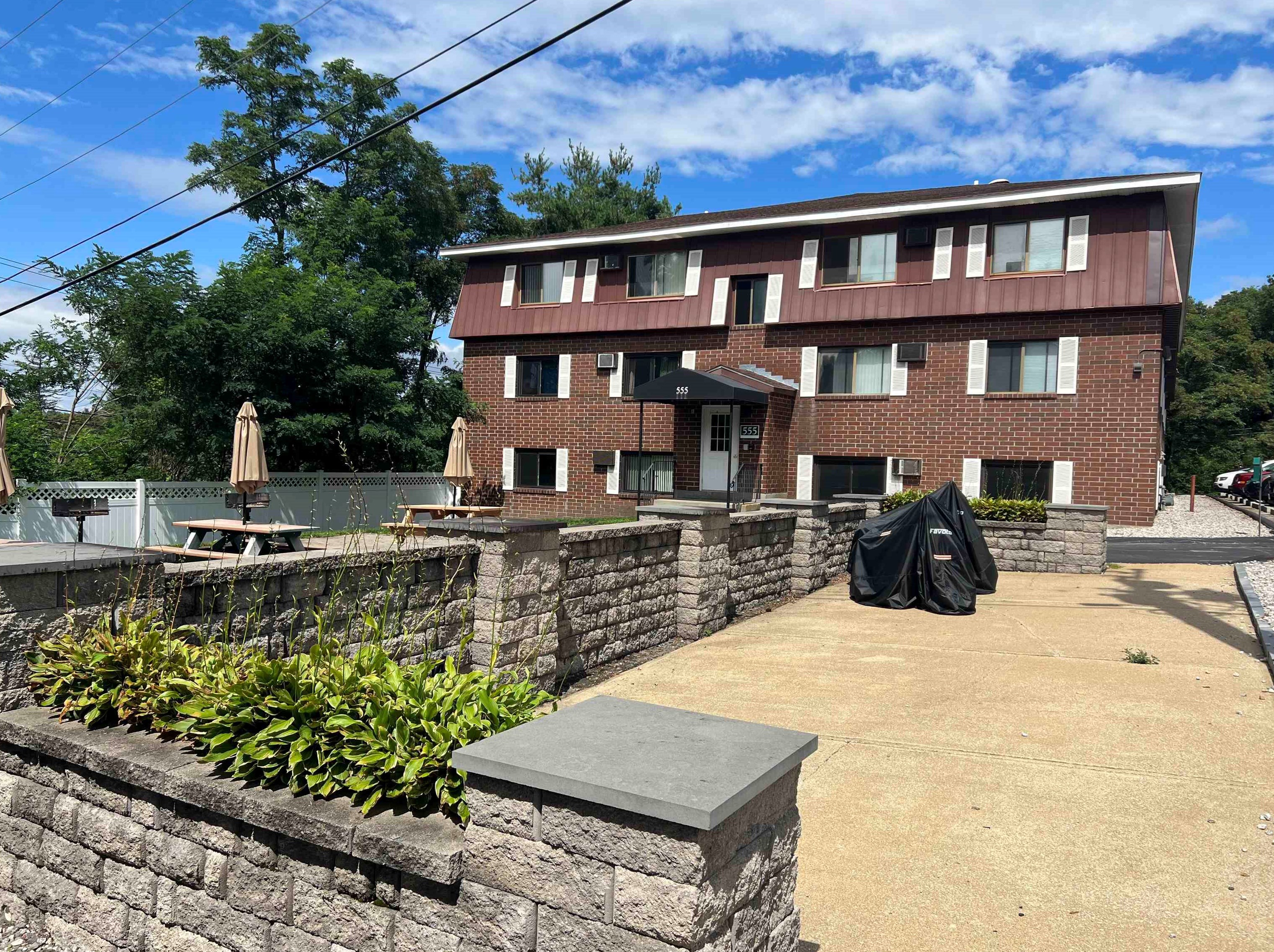 555 Calef Rd, Manchester NH  03103-6609 exterior