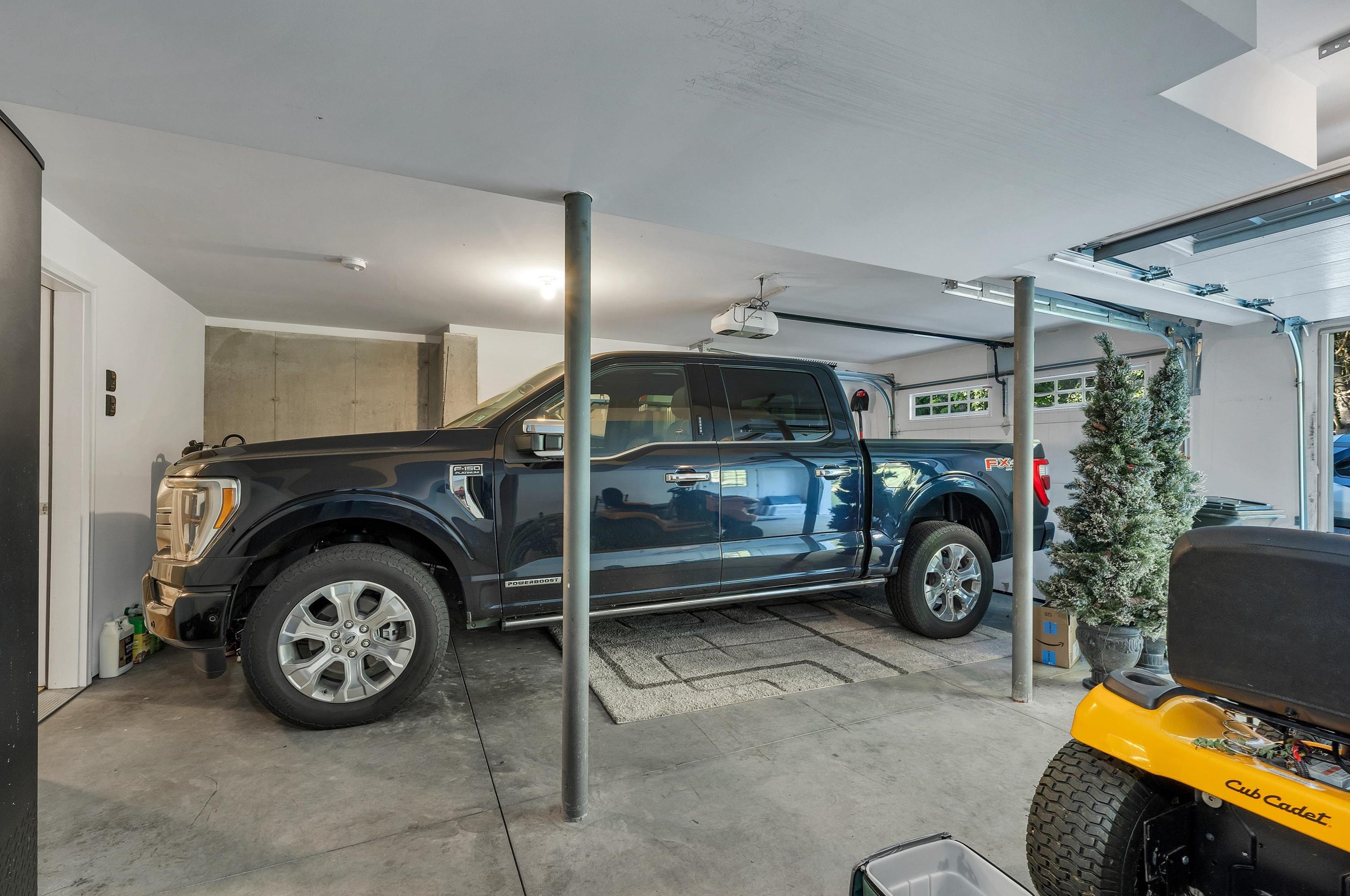 227 Ash Swamp Rd, Newmarket NH 03857-2073 exterior