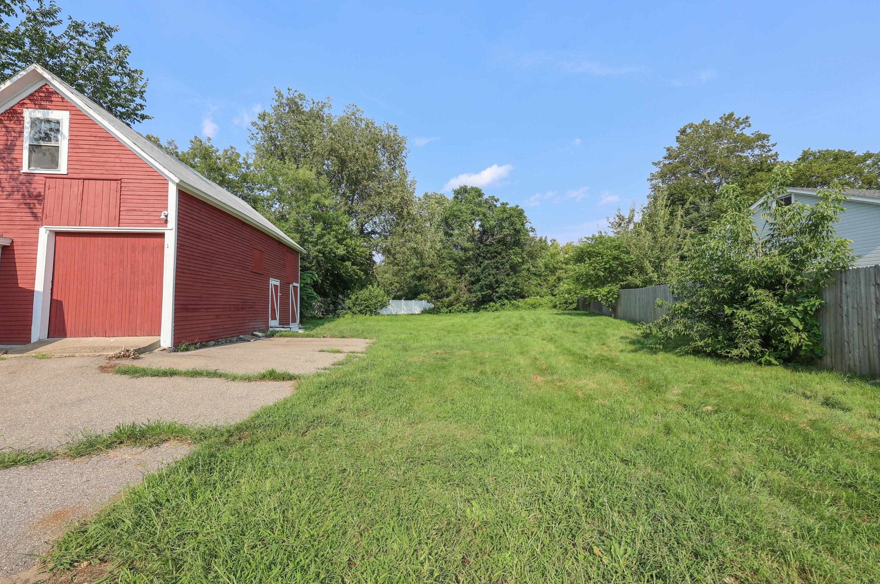 161 Mammoth Rd, Manchester NH  03109-4907 exterior