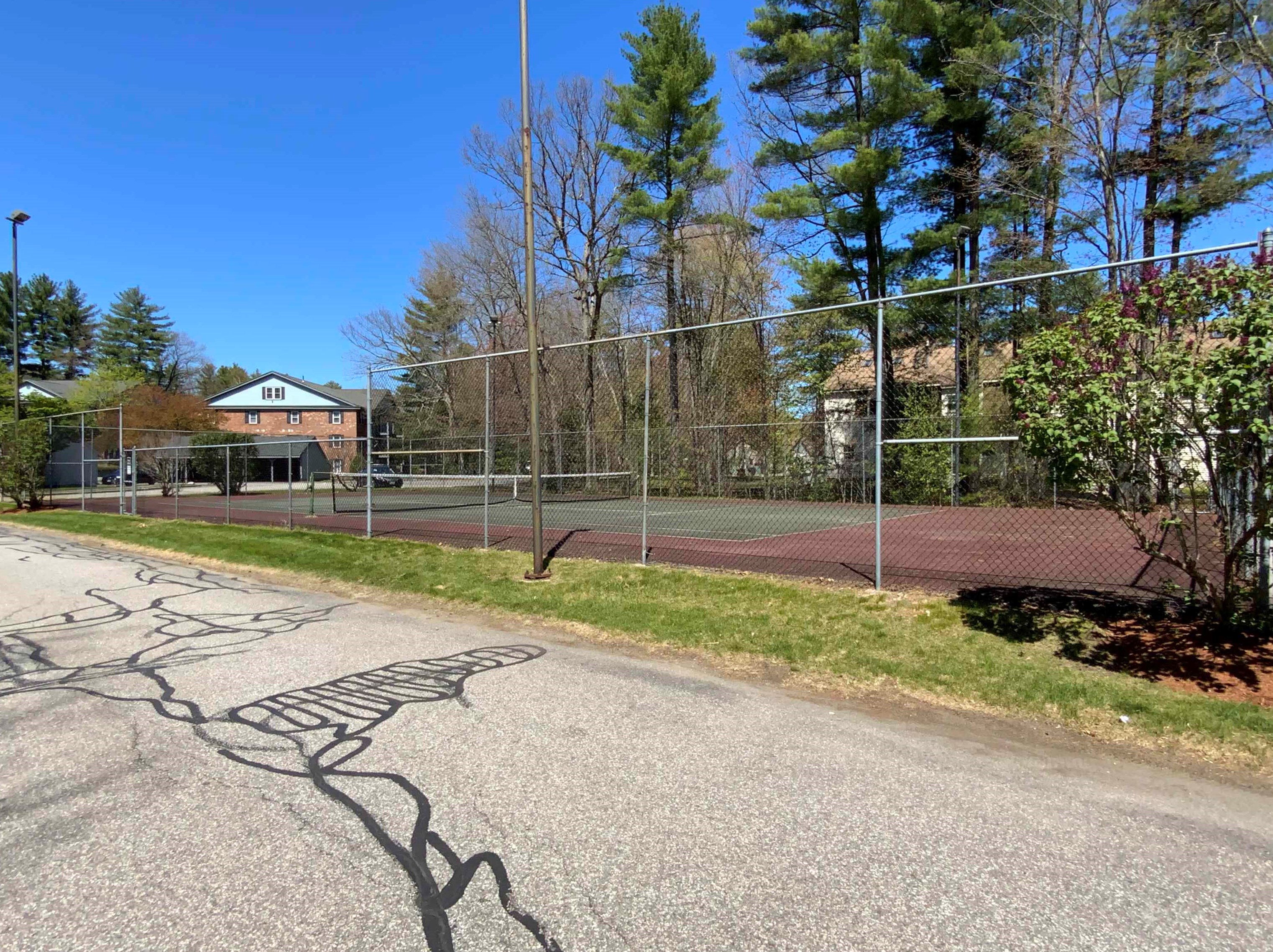 14 Northbrook Dr, Manchester NH  03102-8586 exterior