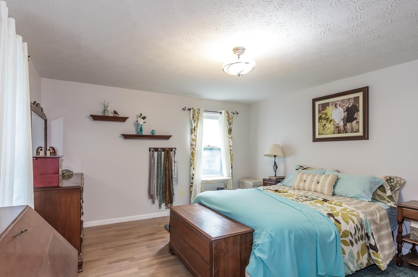 137 Pinecrest Rd, Hudson NH  03052-2317 exterior