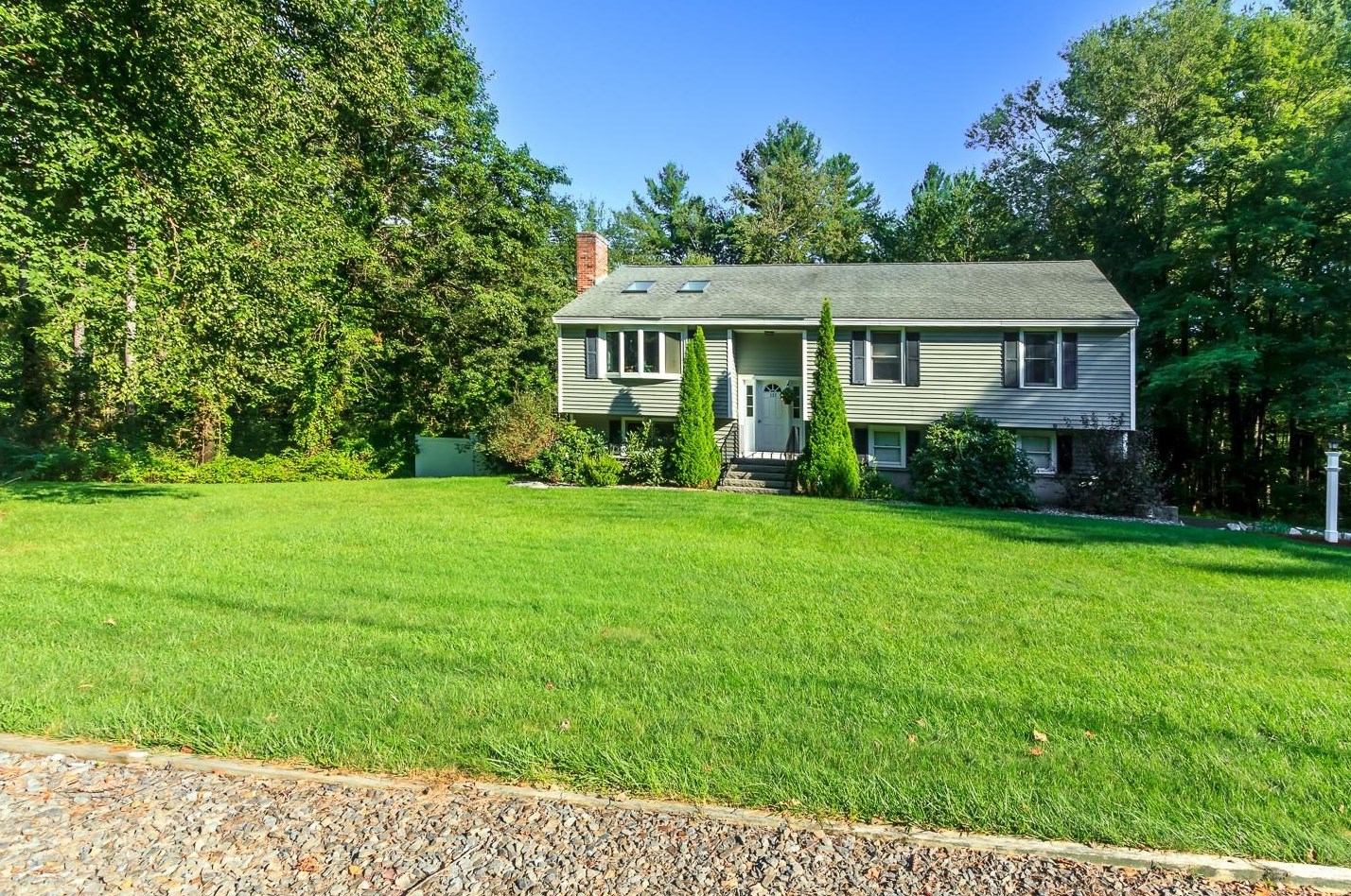 137 Pinecrest Rd, Hudson NH  03052-2317 exterior