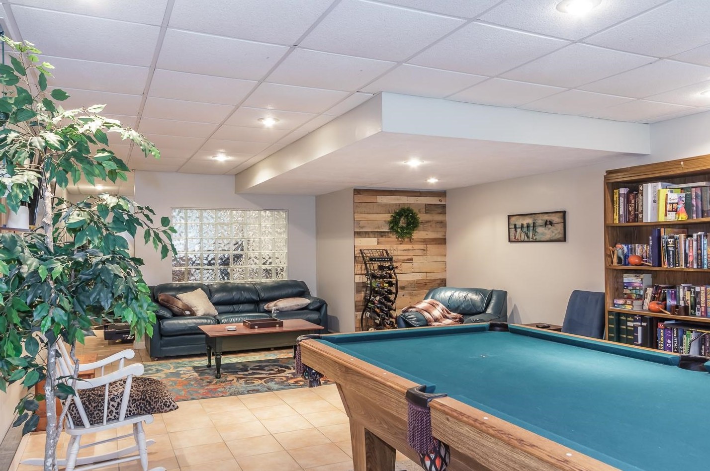 137 Pinecrest Rd, Hudson NH  03052-2317 exterior