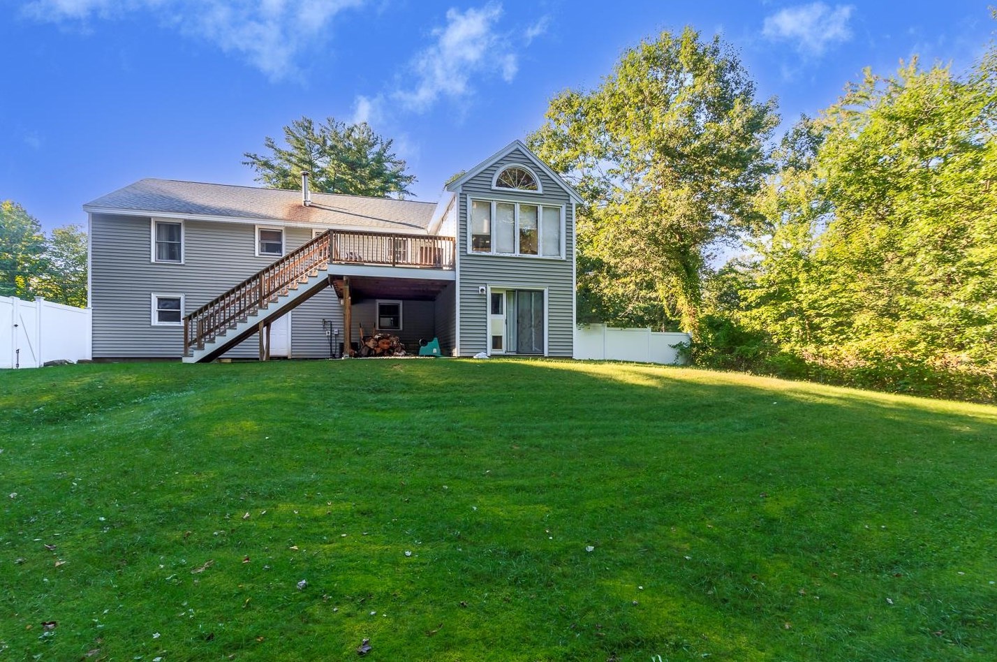 137 Pinecrest Rd, Hudson NH  03052-2317 exterior