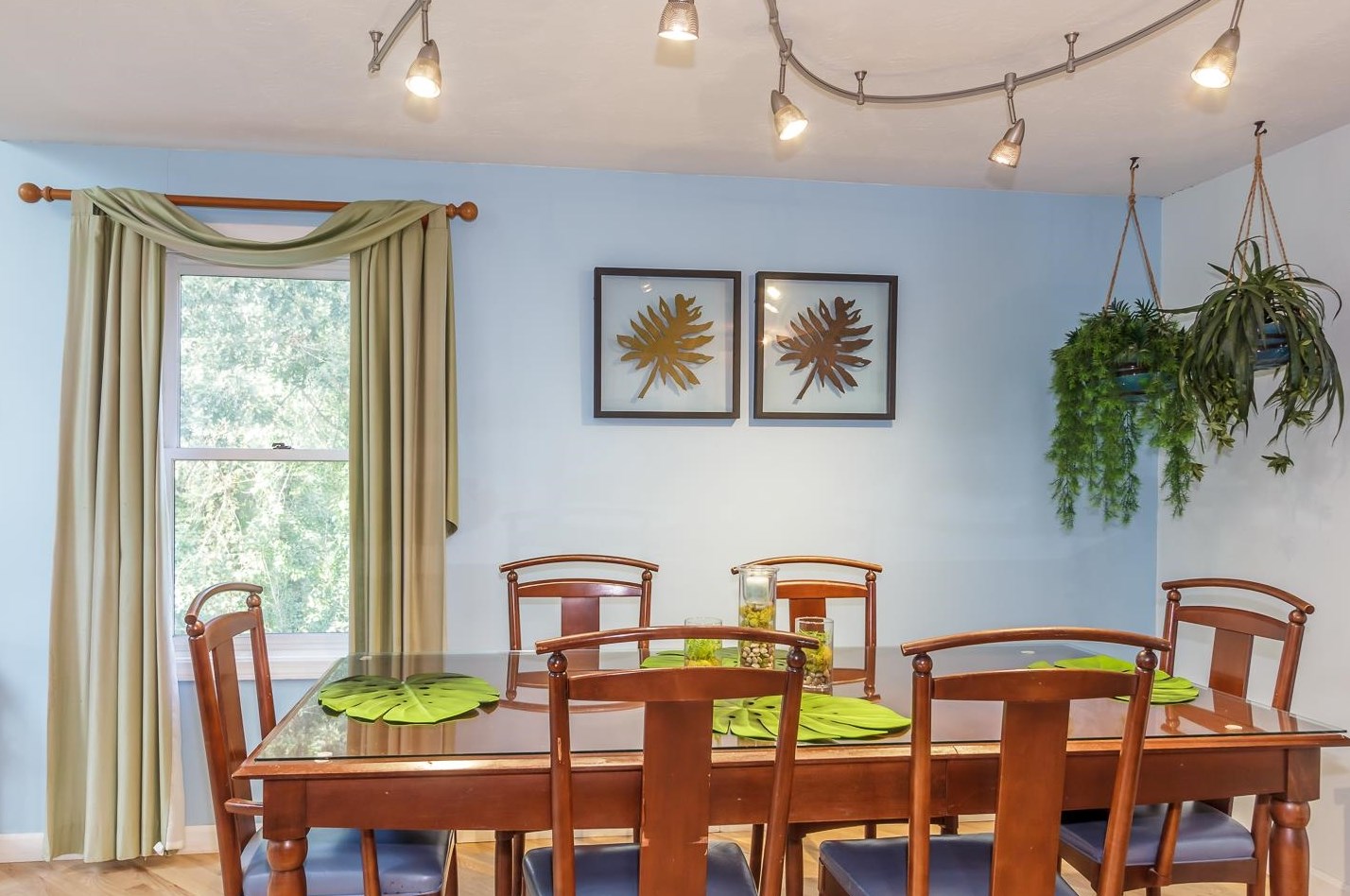 137 Pinecrest Rd, Hudson NH  03052-2317 exterior