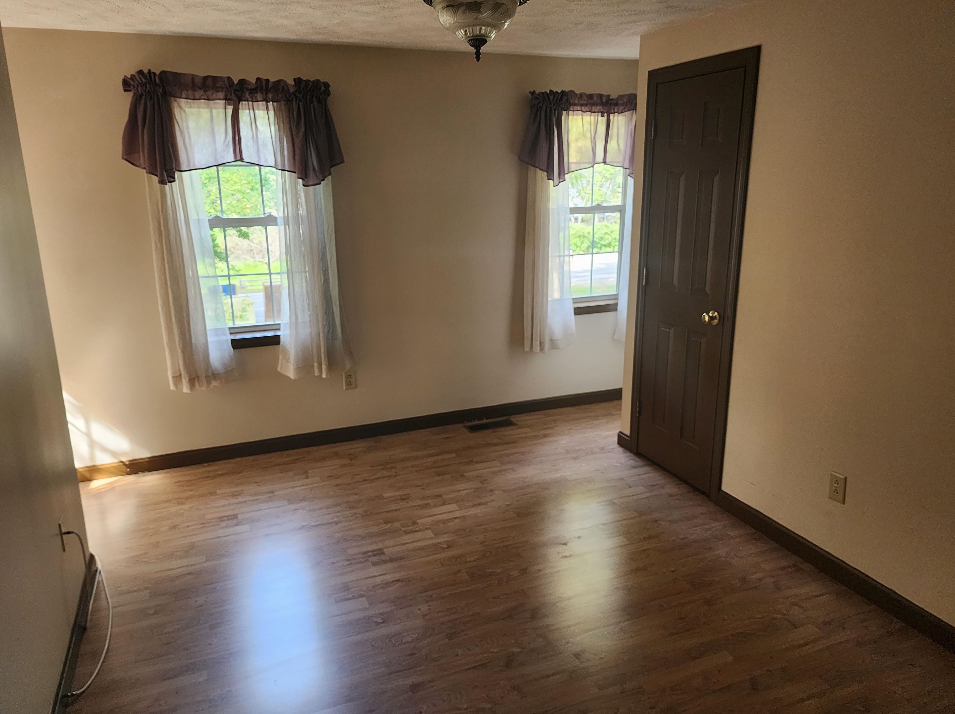 4649 Brown Ave, Manchester NH 03103-6726 exterior