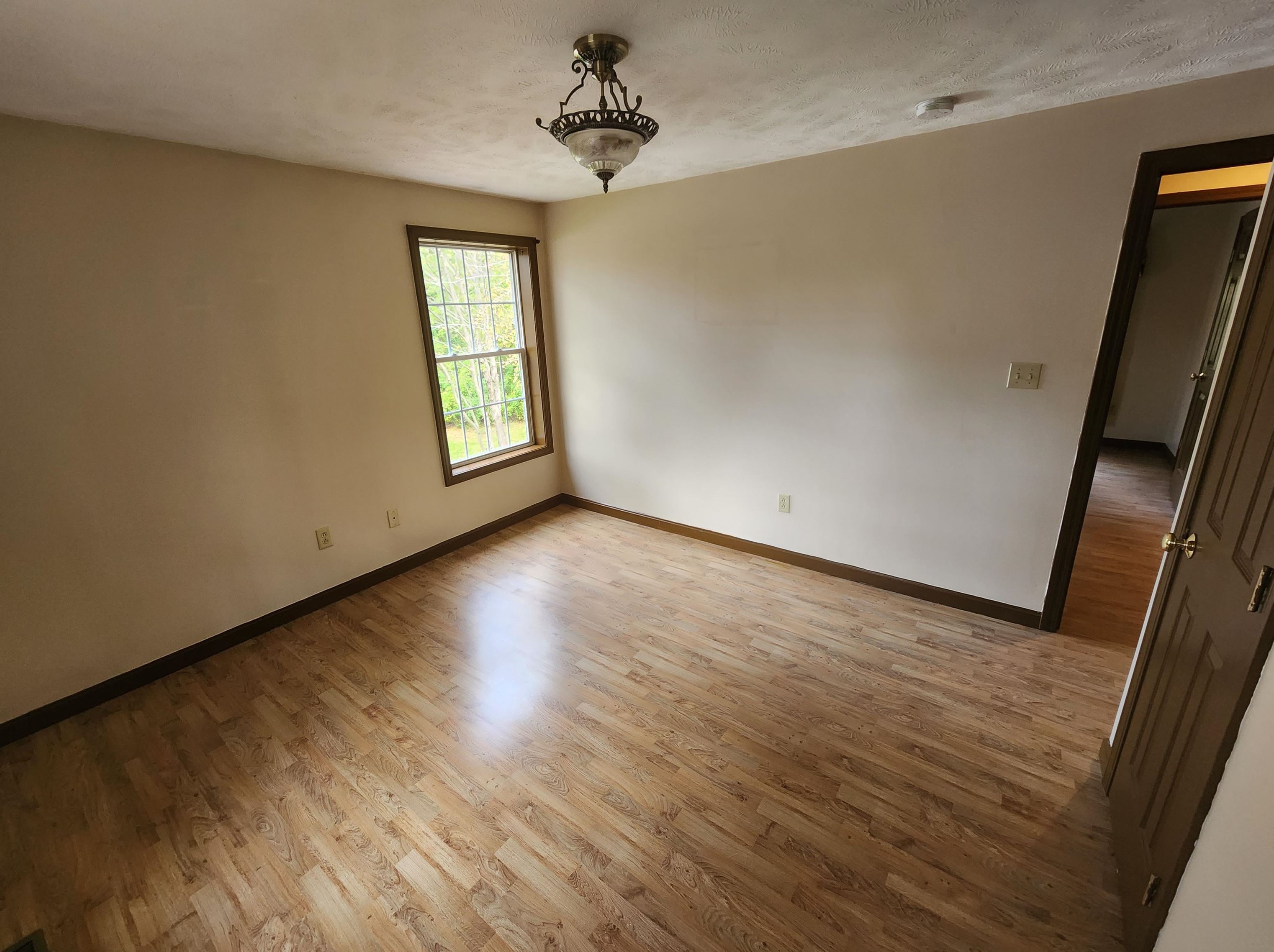 4649 Brown Ave, Manchester NH 03103-6726 exterior