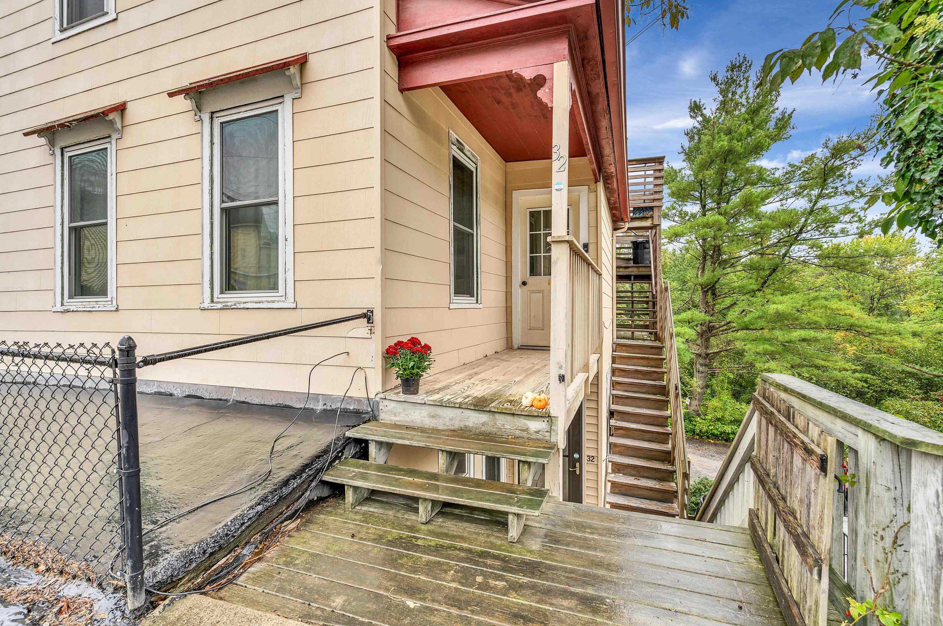 32 Riv St, Hudson MA 01749-2010 exterior