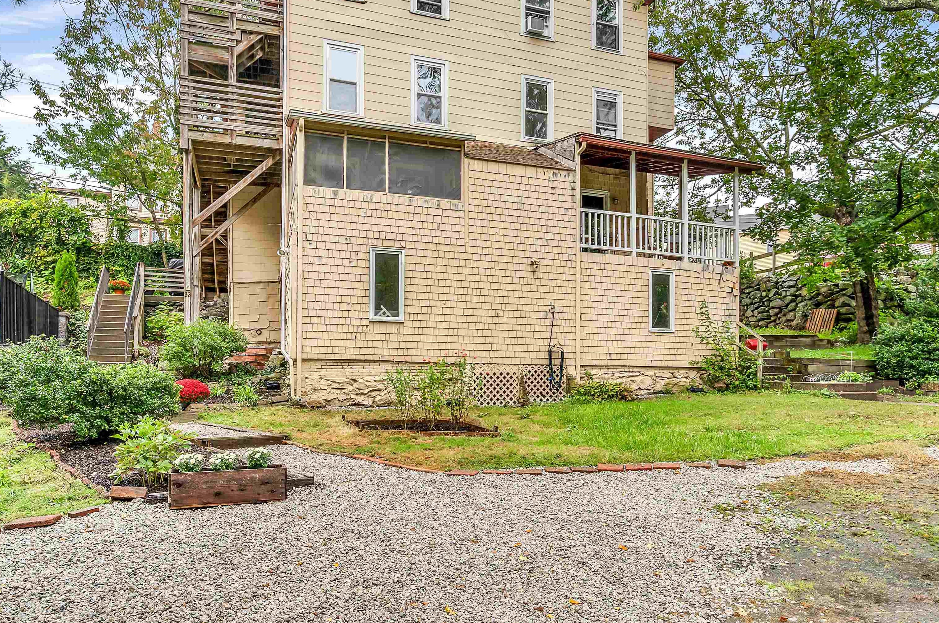 32 Riv St, Hudson MA 01749-2010 exterior