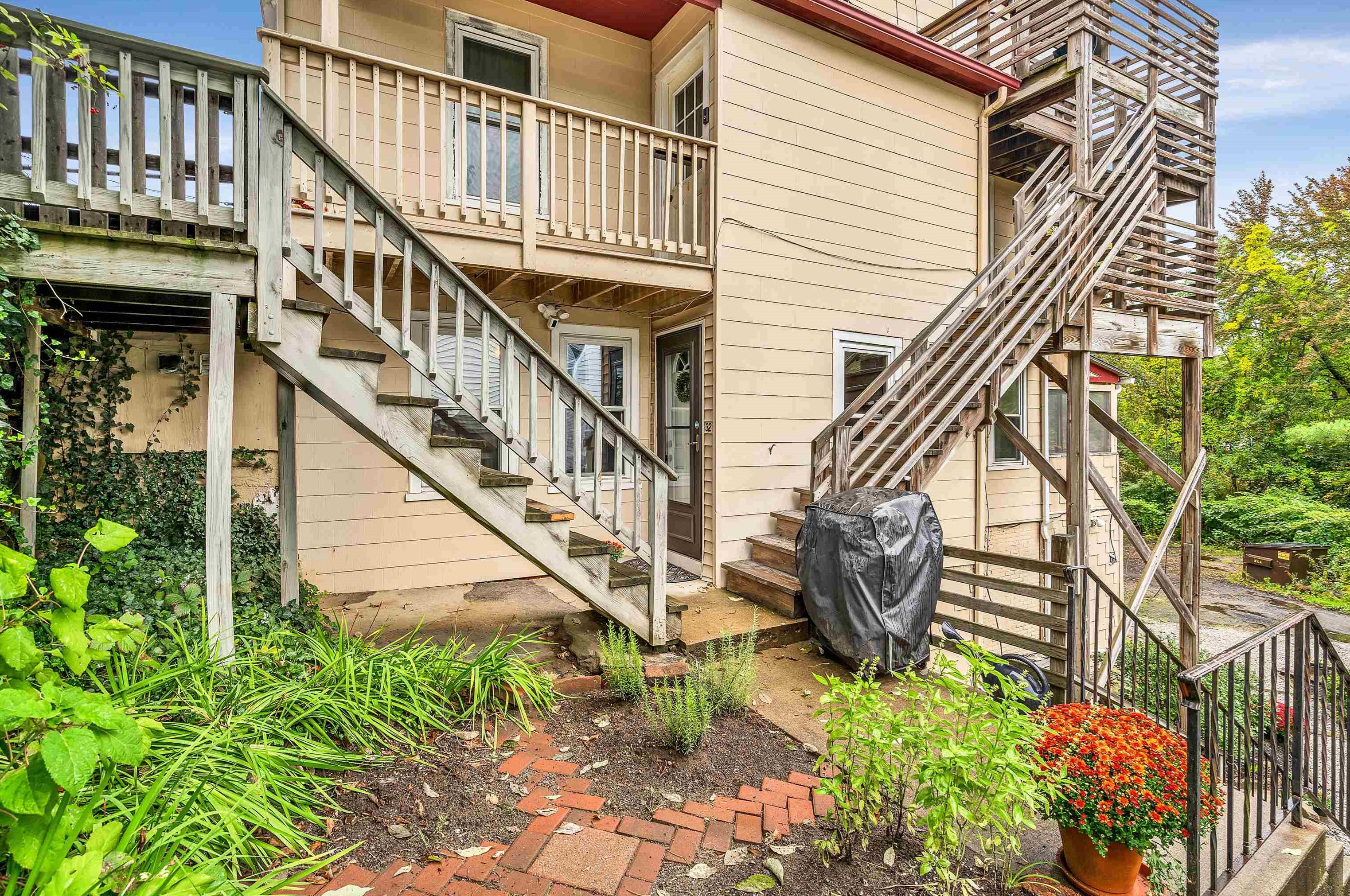 32 Riv St, Hudson MA 01749-2010 exterior