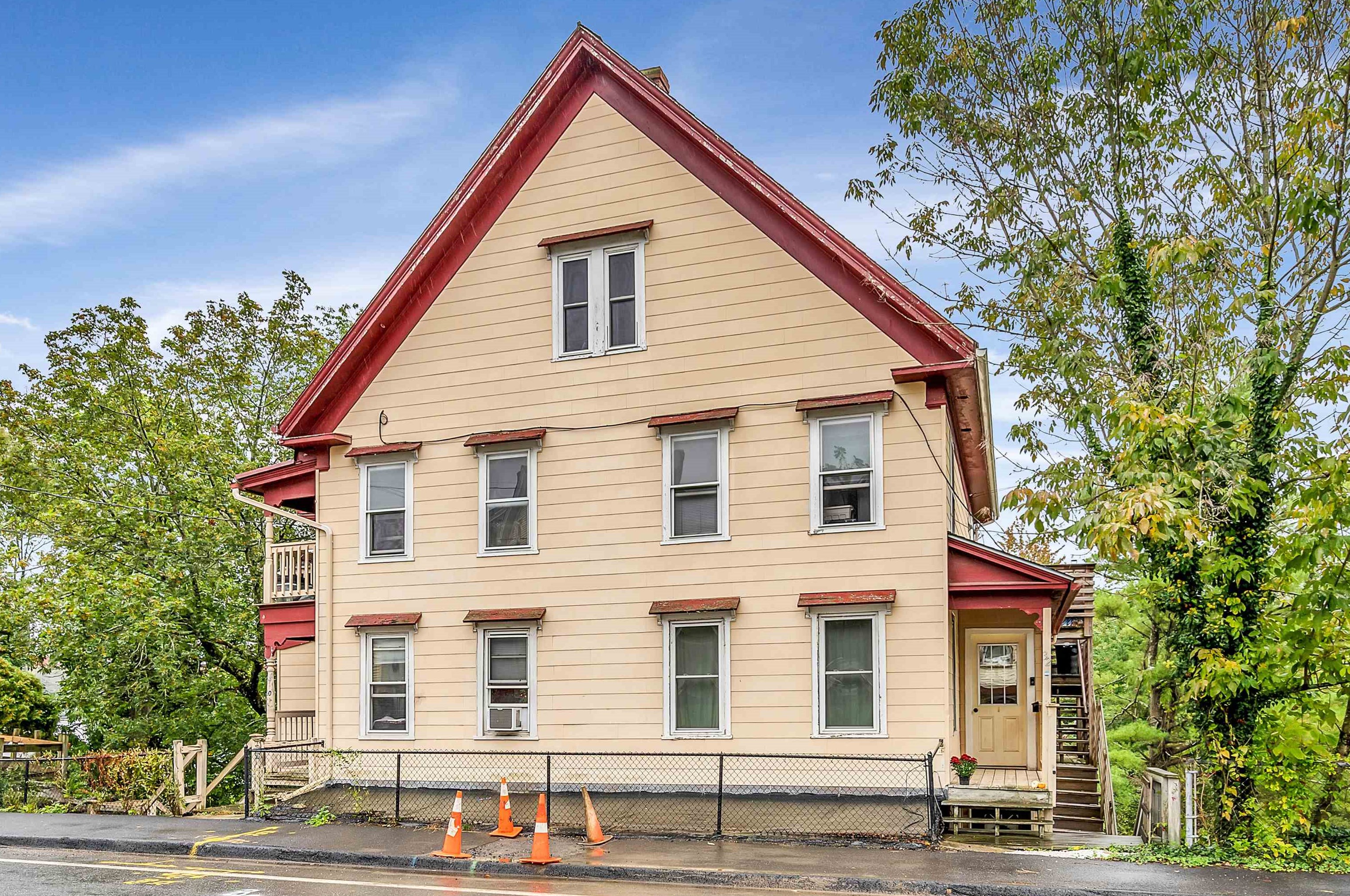 32 Riv St, Hudson MA 01749-2010 exterior